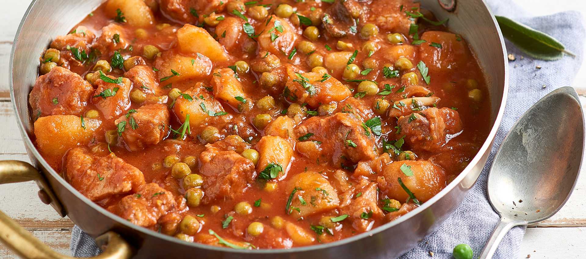 Spezzatino di vitello con patate piselli e pomodoro Spezzatino di vitello con patate piselli e pomodoro