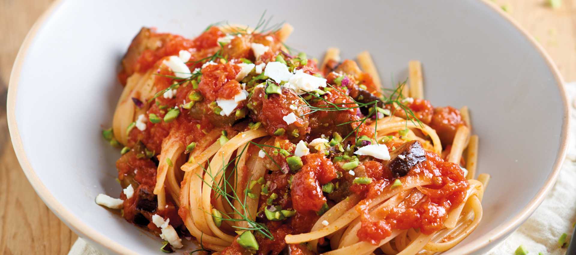 Linguine al pomodoro con melanzane e pistacchi