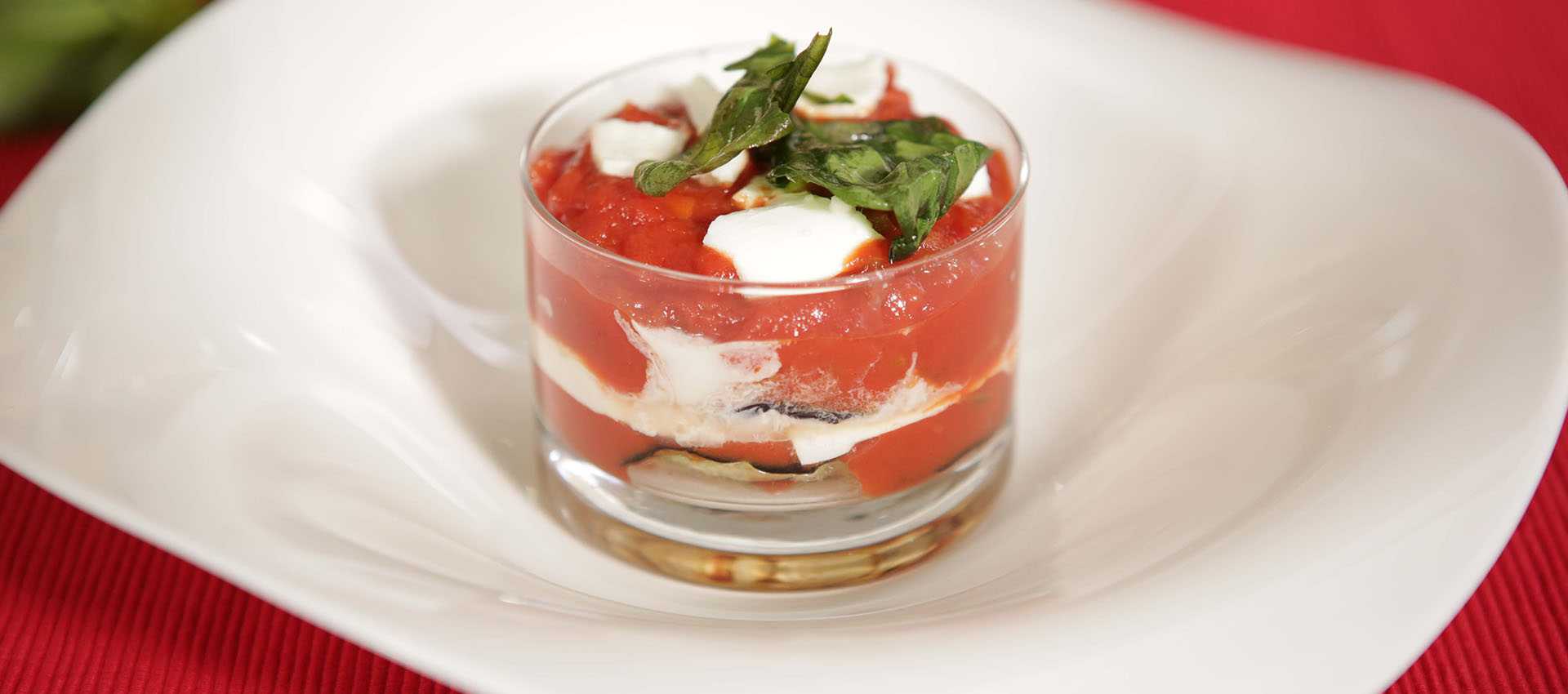 Parmigiana nel bicchiere con passata di pomodoro Parmigiana nel bicchiere con passata di pomodoro