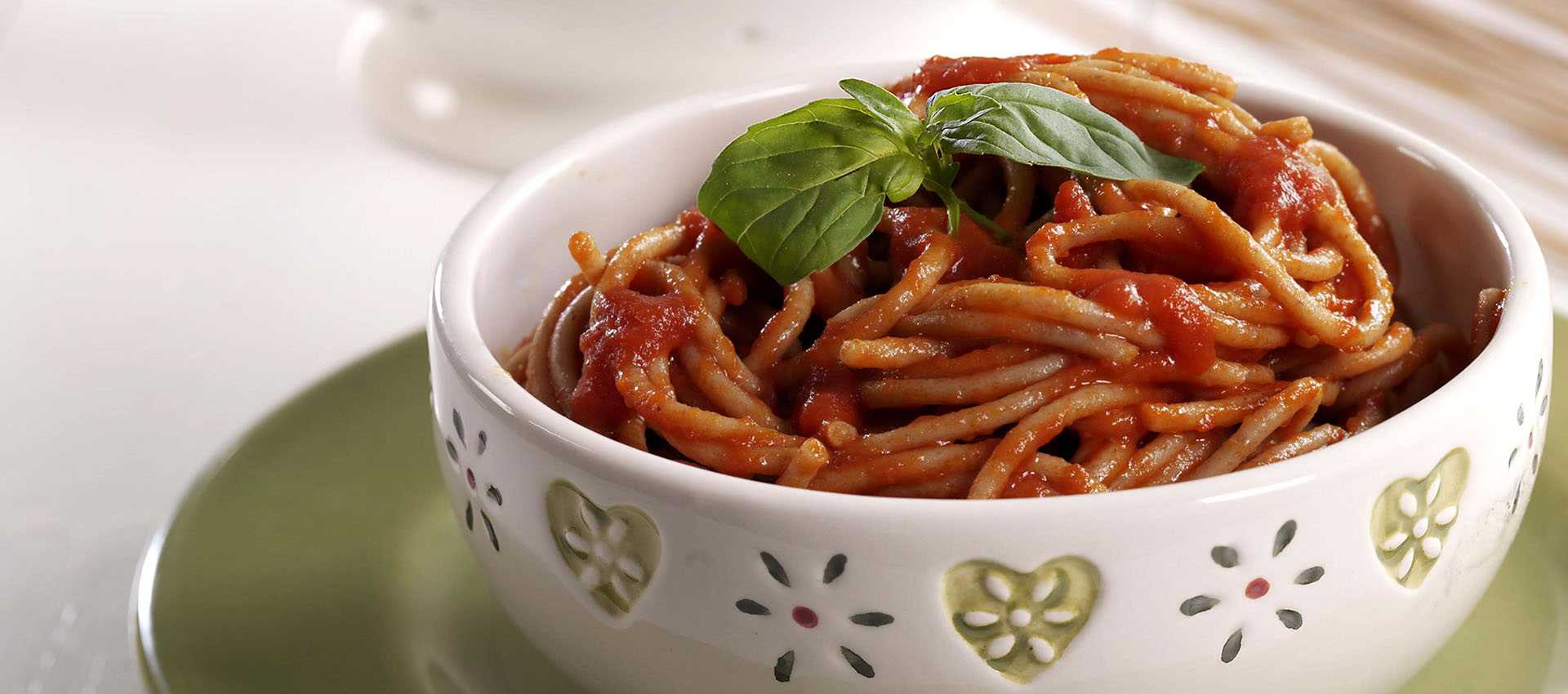 Spaghetti al farro con salsa di datterini Spaghetti al farro con salsa di datterini