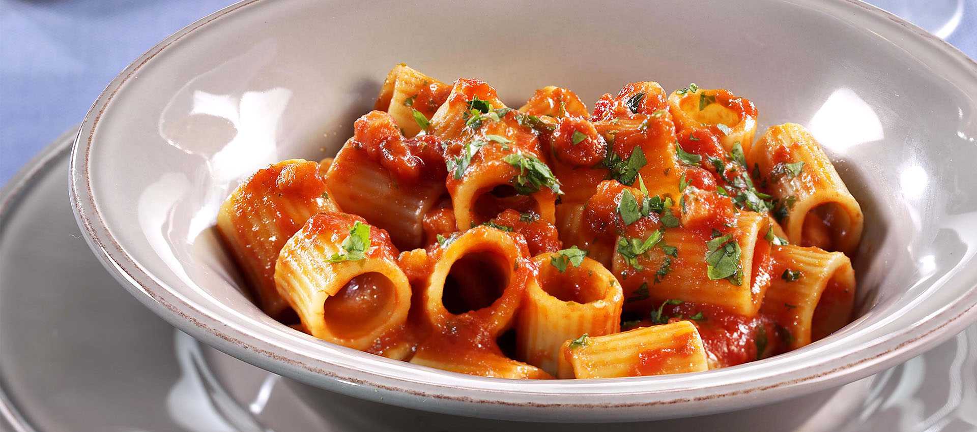 Mezze maniche con pancetta e salsa di datterini Mezze maniche con pancetta e salsa di datterini