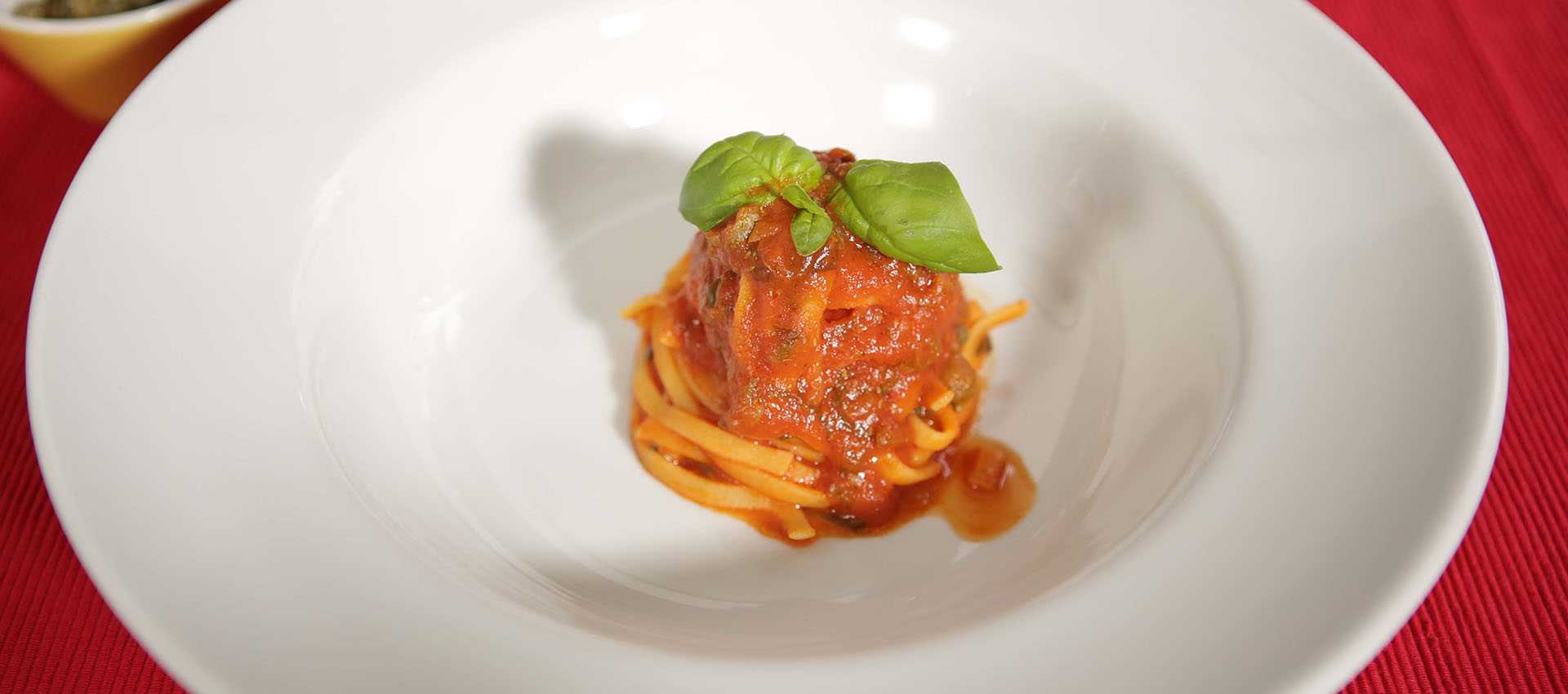 Tagliolino di pasta con salsa di capperi e erbette Tagliolino di pasta con salsa di capperi e erbette