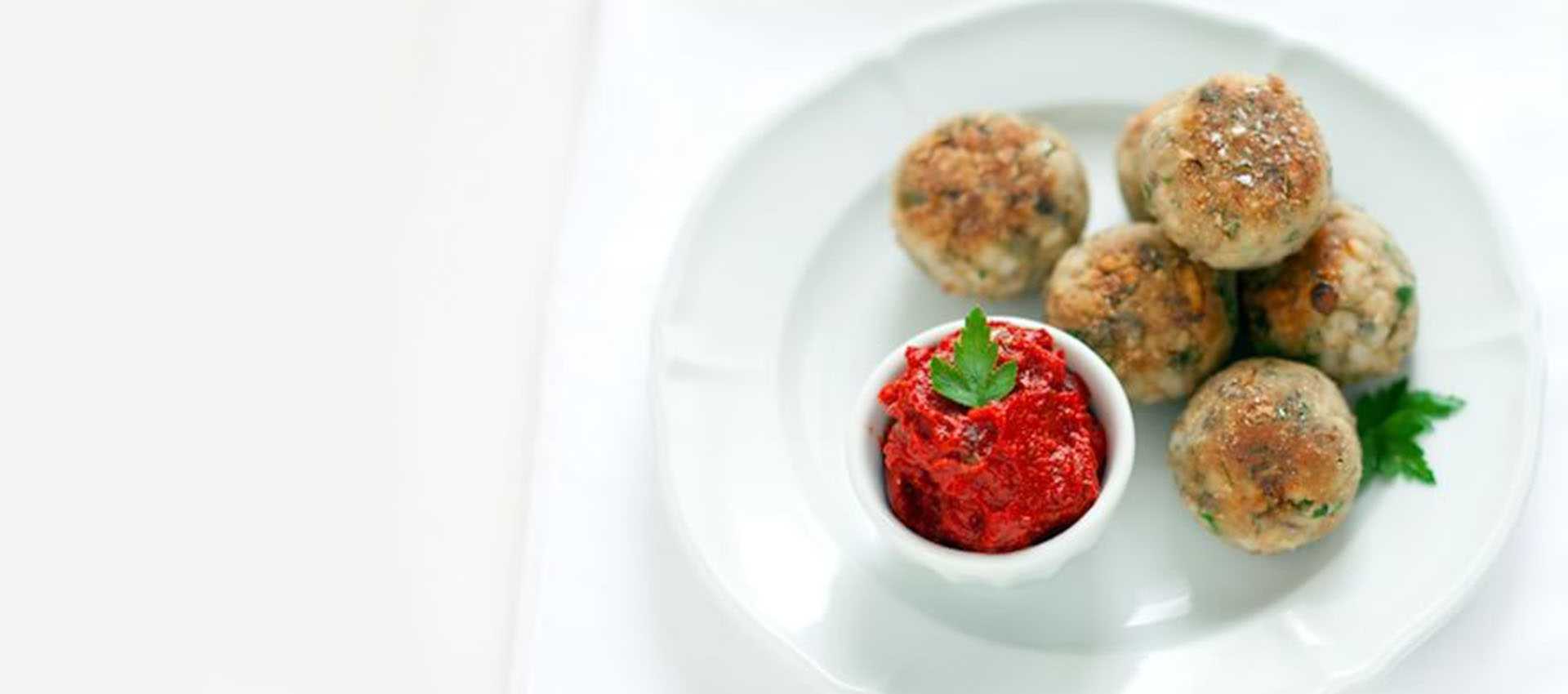 Polpette di alici con dip di pomodoro Polpette di alici con dip di pomodoro
