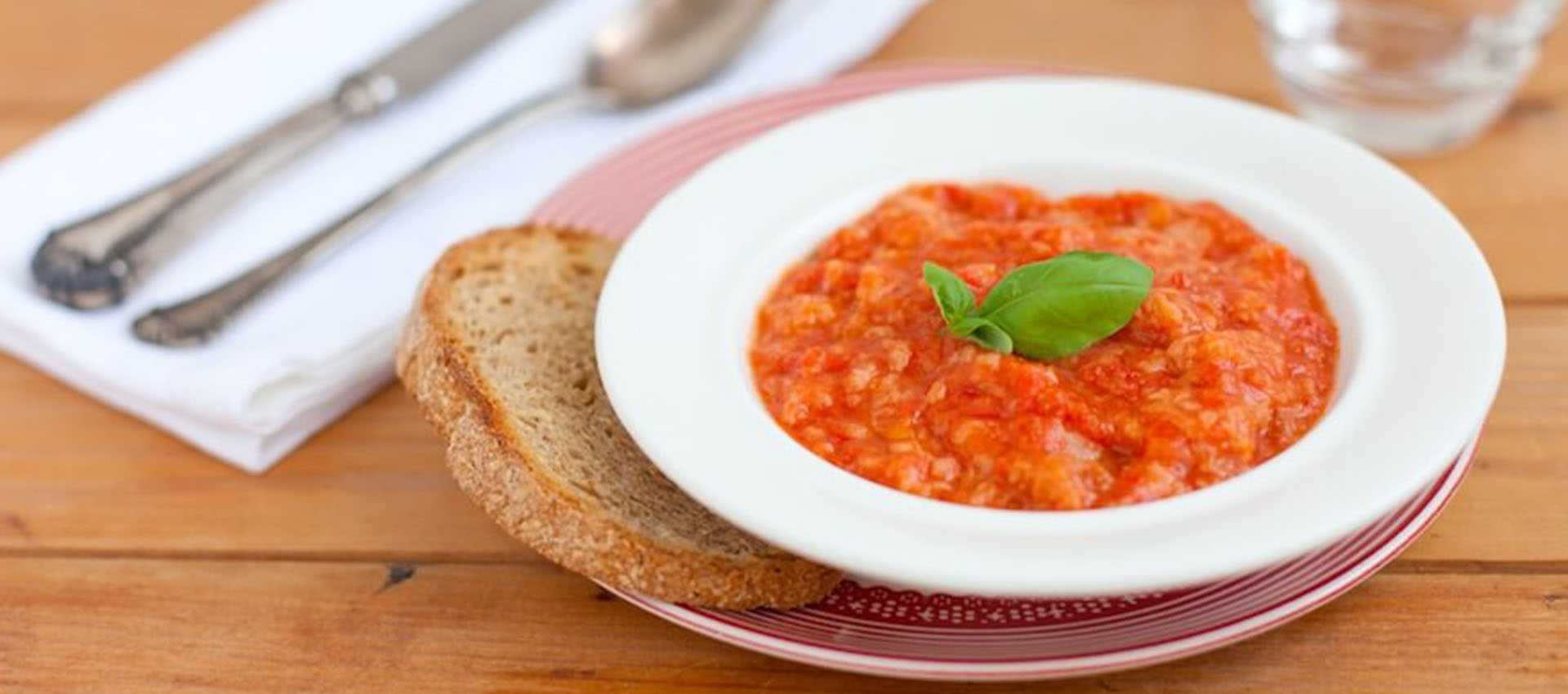 Pappa con polpa di pomodoro in finissimi pezzi
