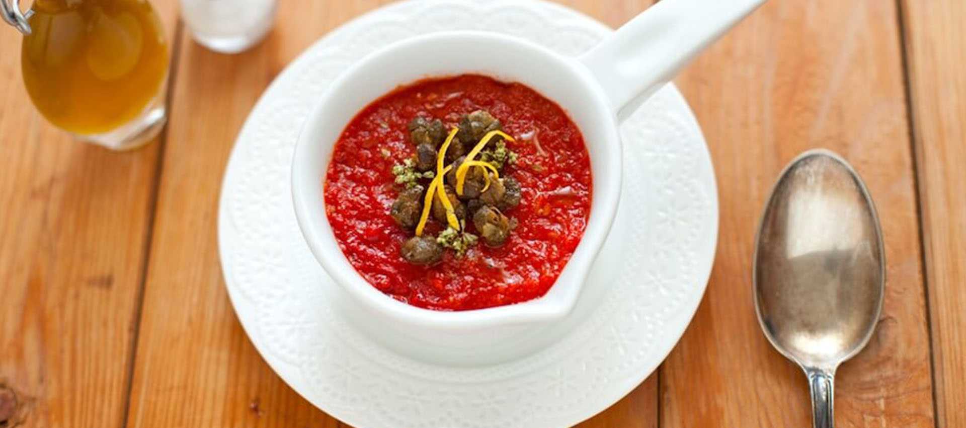 Crema di pomodoro con capperi croccanti