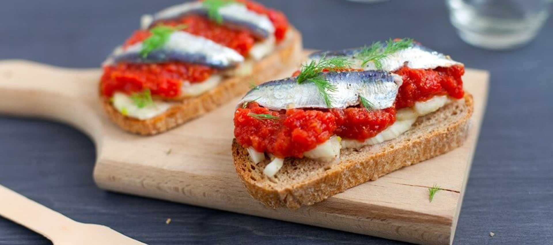 Bruschetta con sardine marinate e polpa di pomodoro