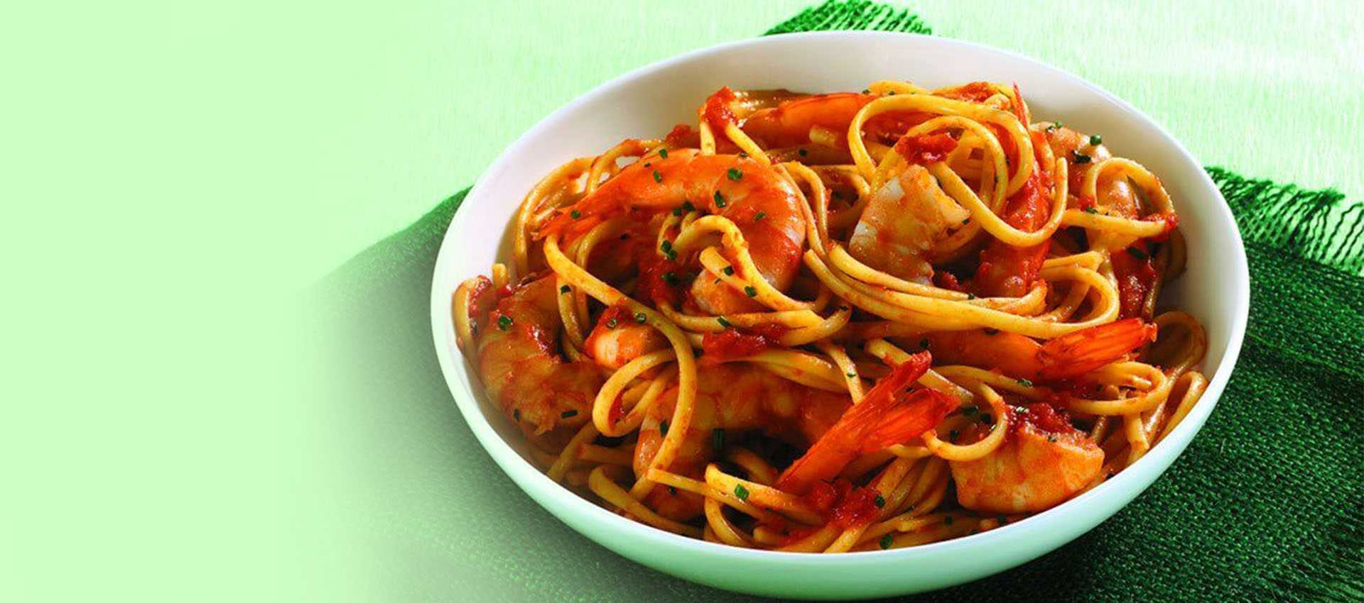 Linguine con gamberoni e polpa di pomodoro