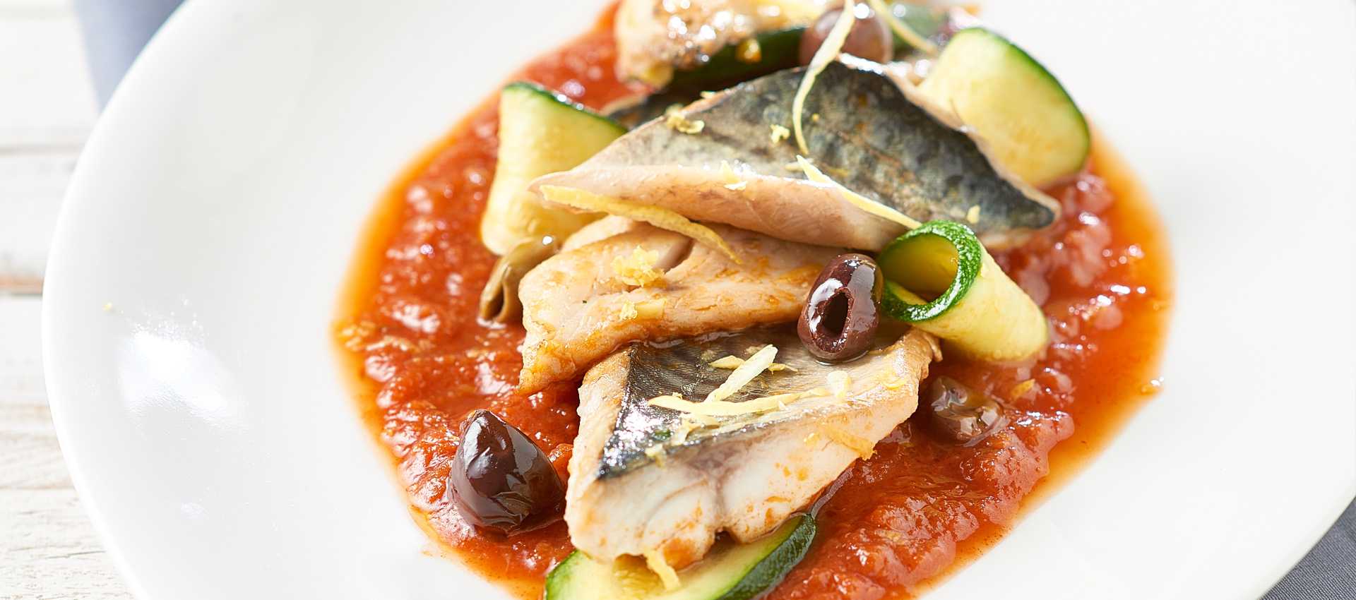 Sgombro con olive verdi pomodoro e zucchine