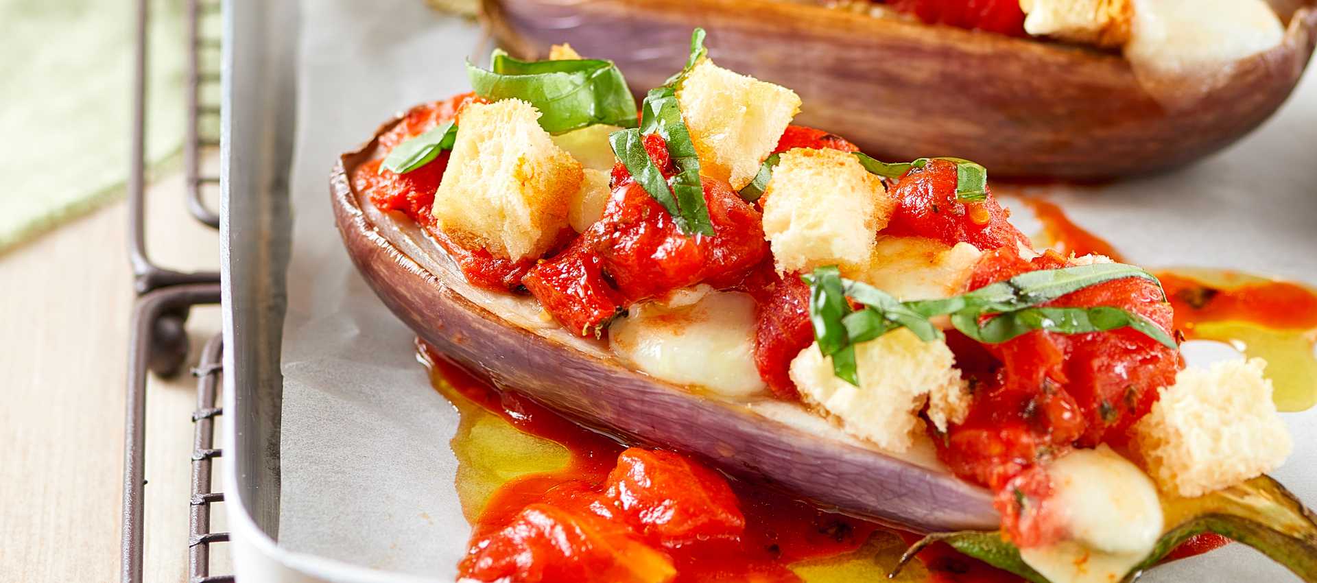 Barchette di melanzane con pomodori e pane croccante