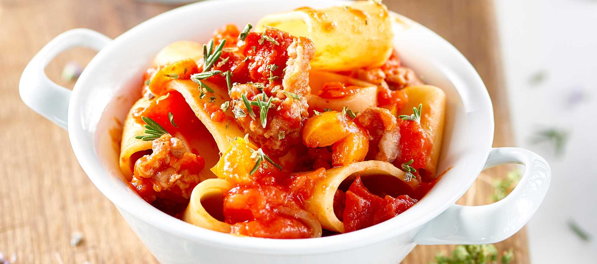Calamarata con salsiccia e pomodori pelati
