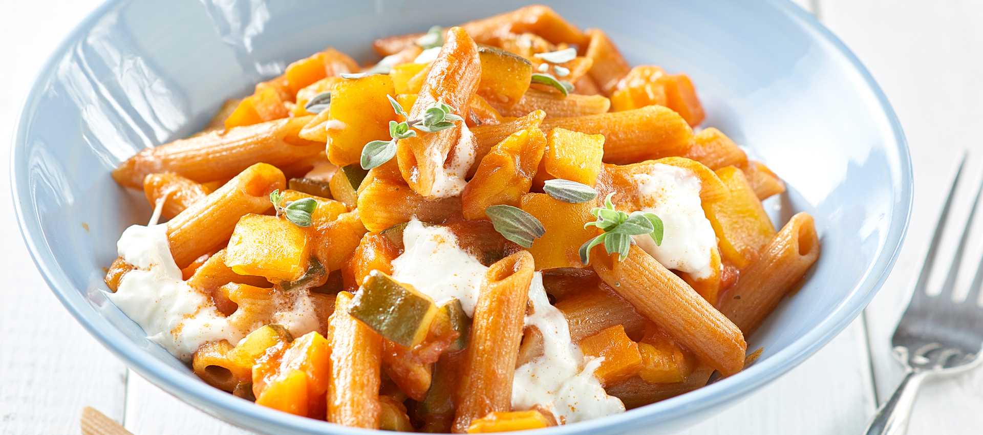 Penne integrali con verdure pomodoro e stracciatella Penne integrali con verdure pomodoro e stracciatella