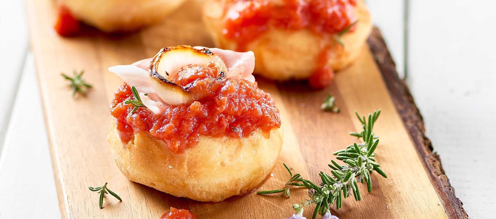 Pizzette con pomodoro cipolle e pancetta dolce