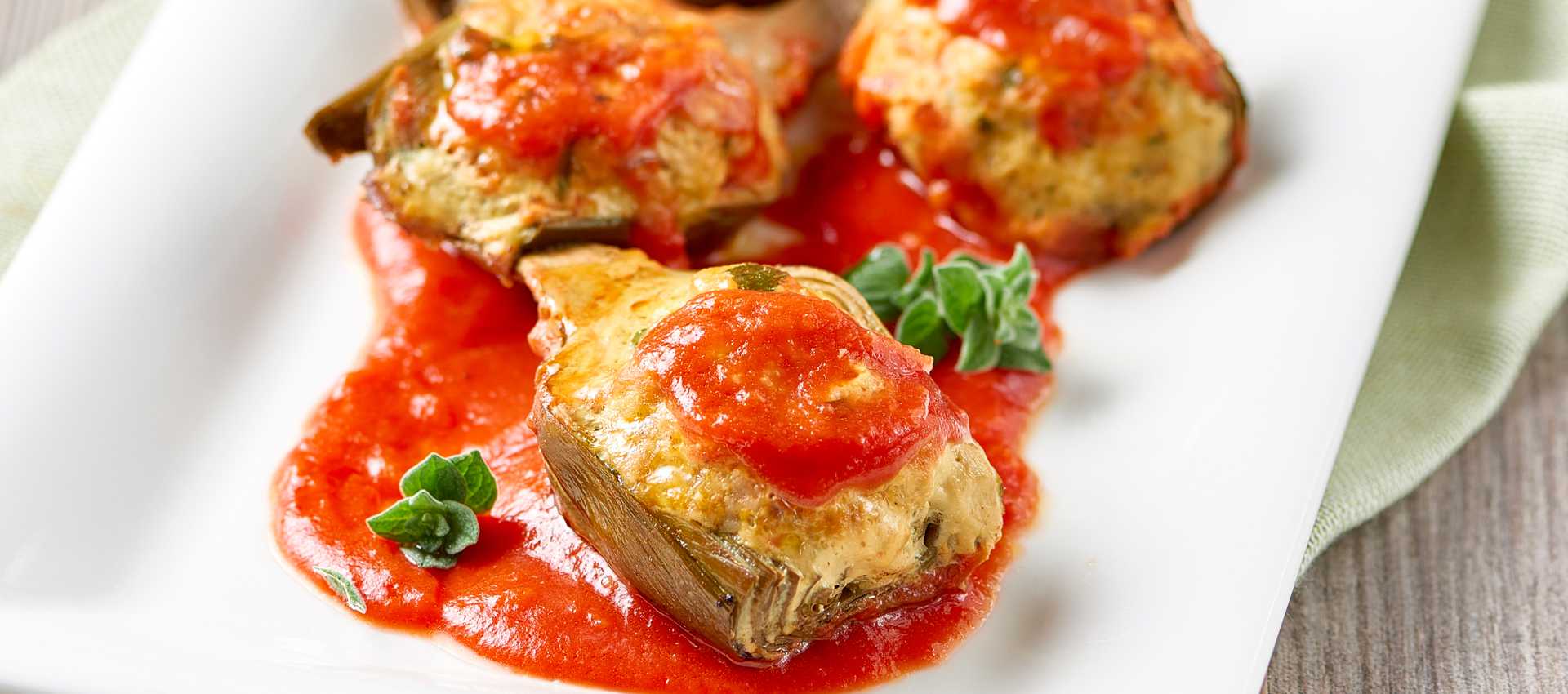 Carciofi ripieni con passata di pomodoro