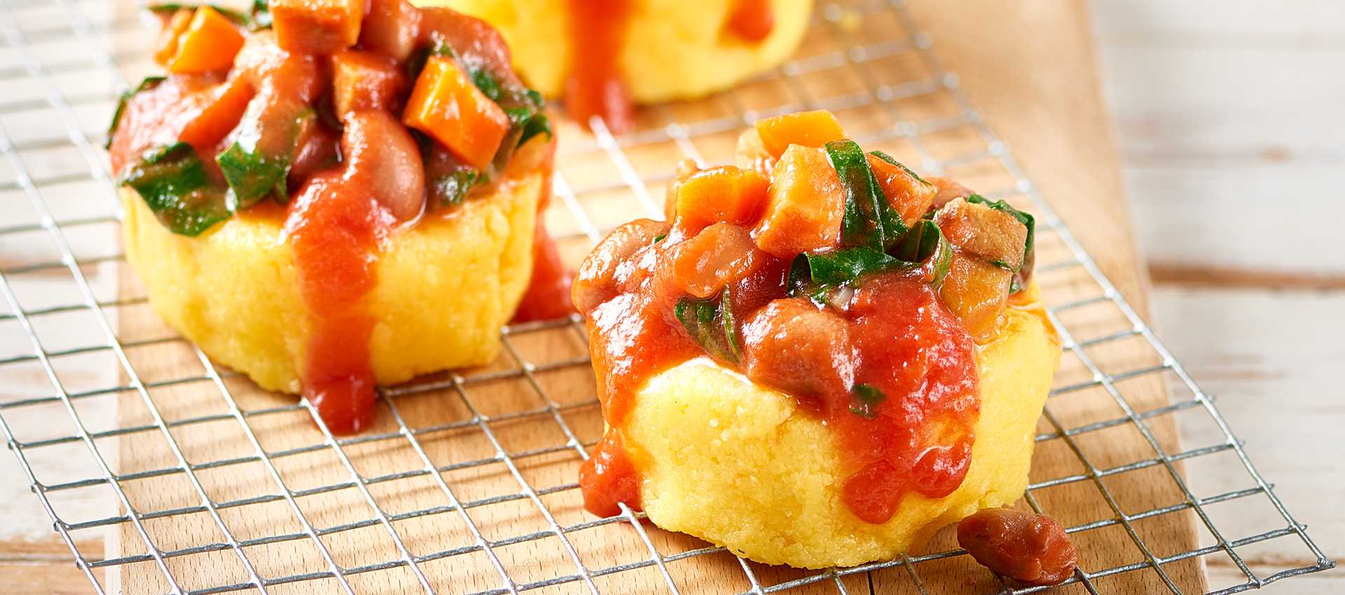 Polenta con ragù di fagioli e seitan
