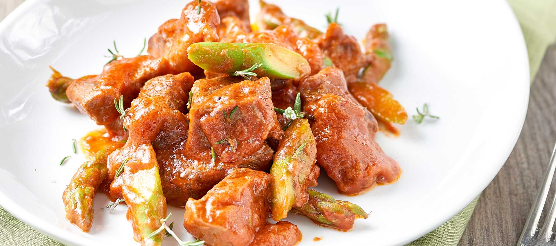 Spezzatino di manzo al pomodoro con asparagi Spezzatino di manzo al pomodoro con asparagi