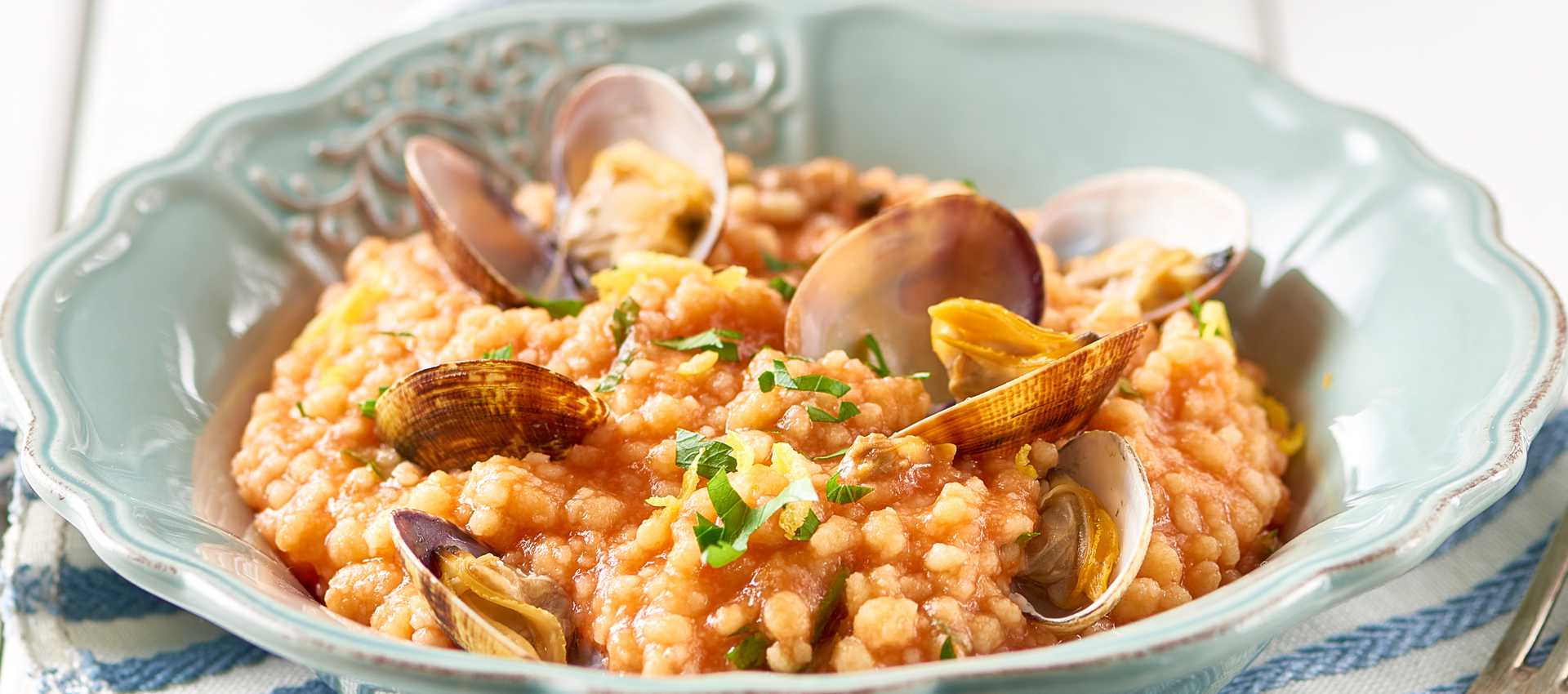 Fregola sarda al pomodoro vongole e limone Fregola sarda al pomodoro vongole e limone