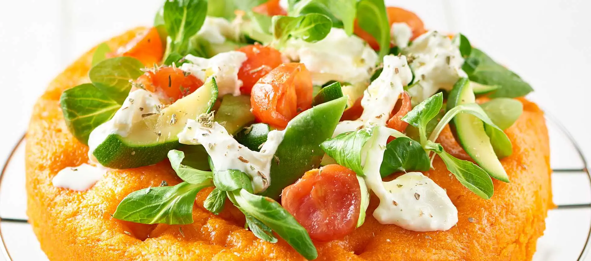 Focaccia rossa al vapore con verdure e mozzarella