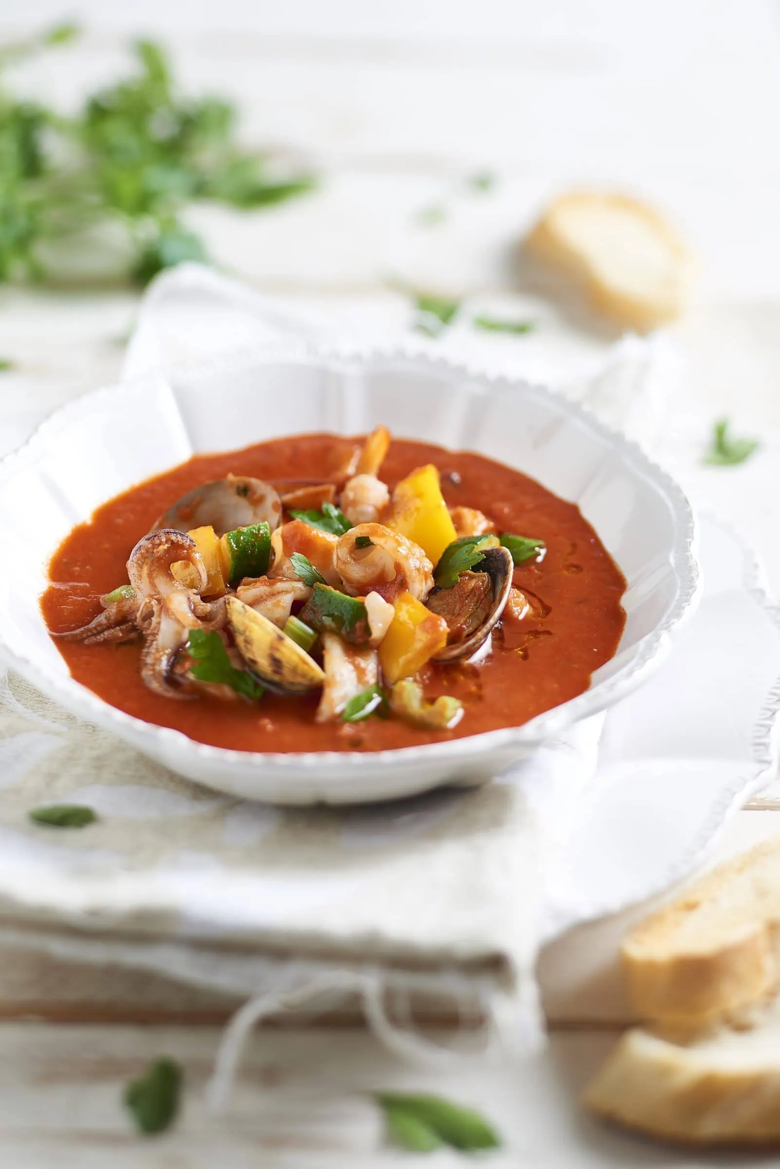 Zuppa di pesce e verdure con salsa ciliegini