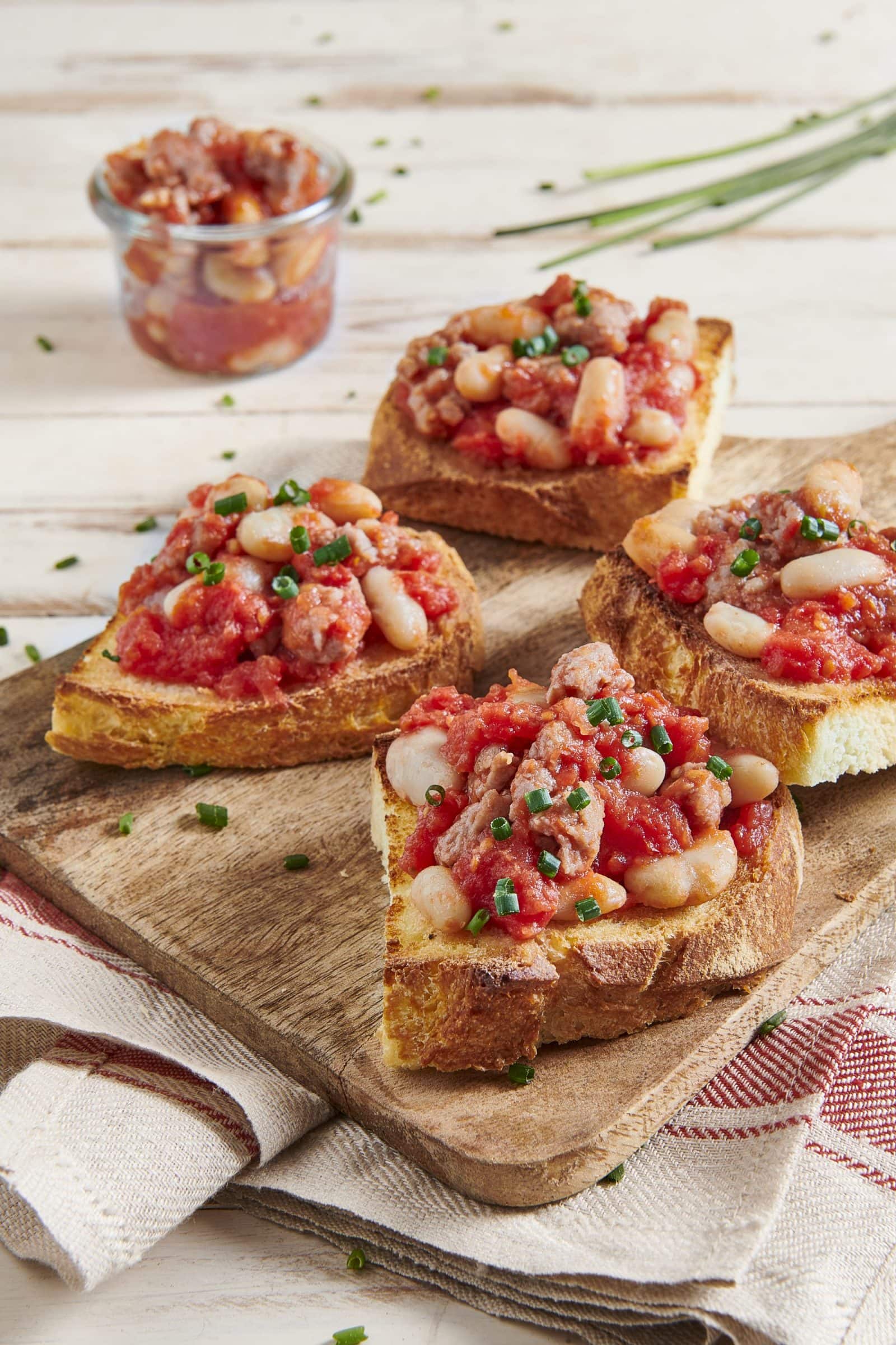 Pane gratinato con cannellini salsiccia e pomodoro Pane gratinato con cannellini salsiccia e pomodoro