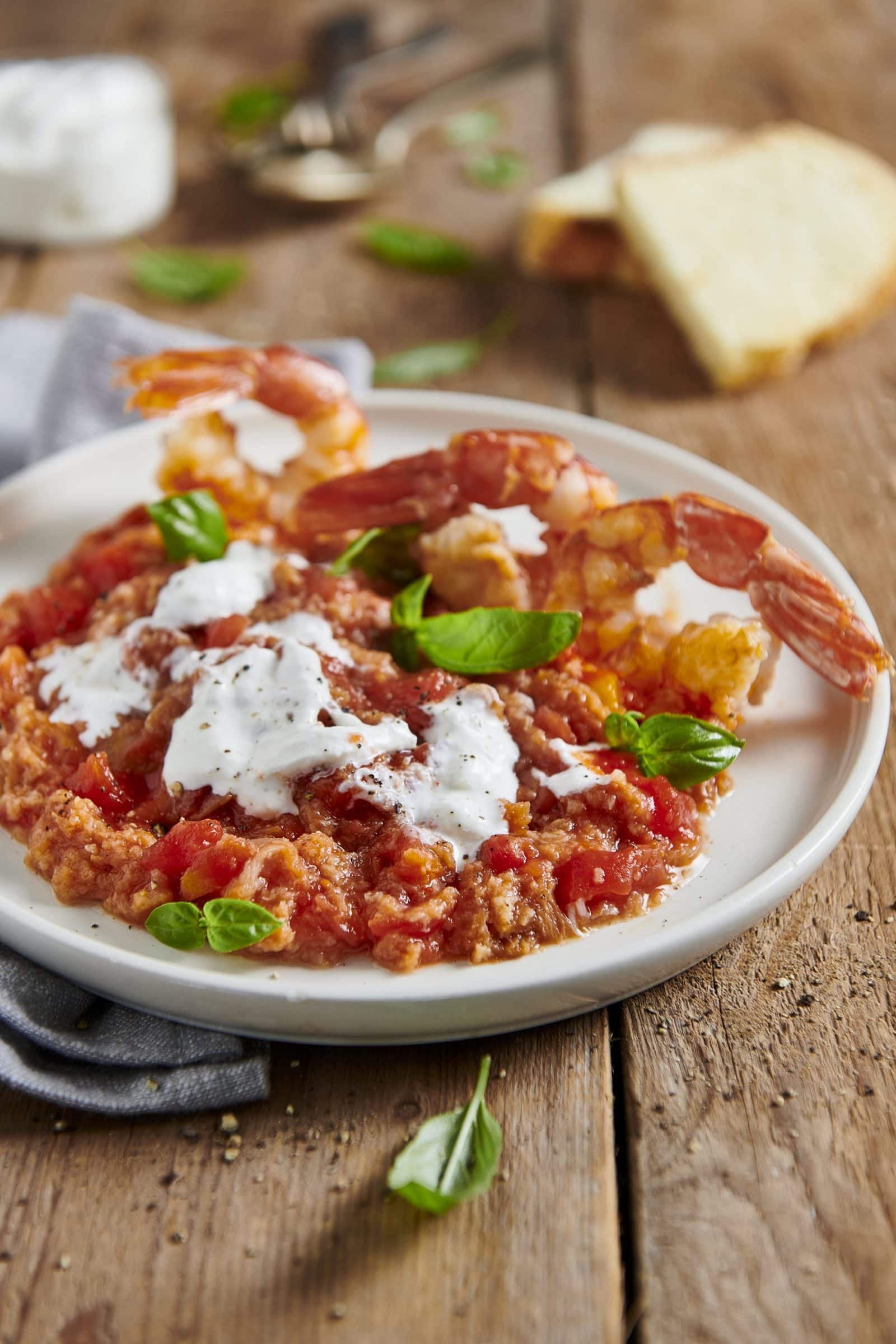 Pappa al pomodoro con stracciatella e gamberi sauté