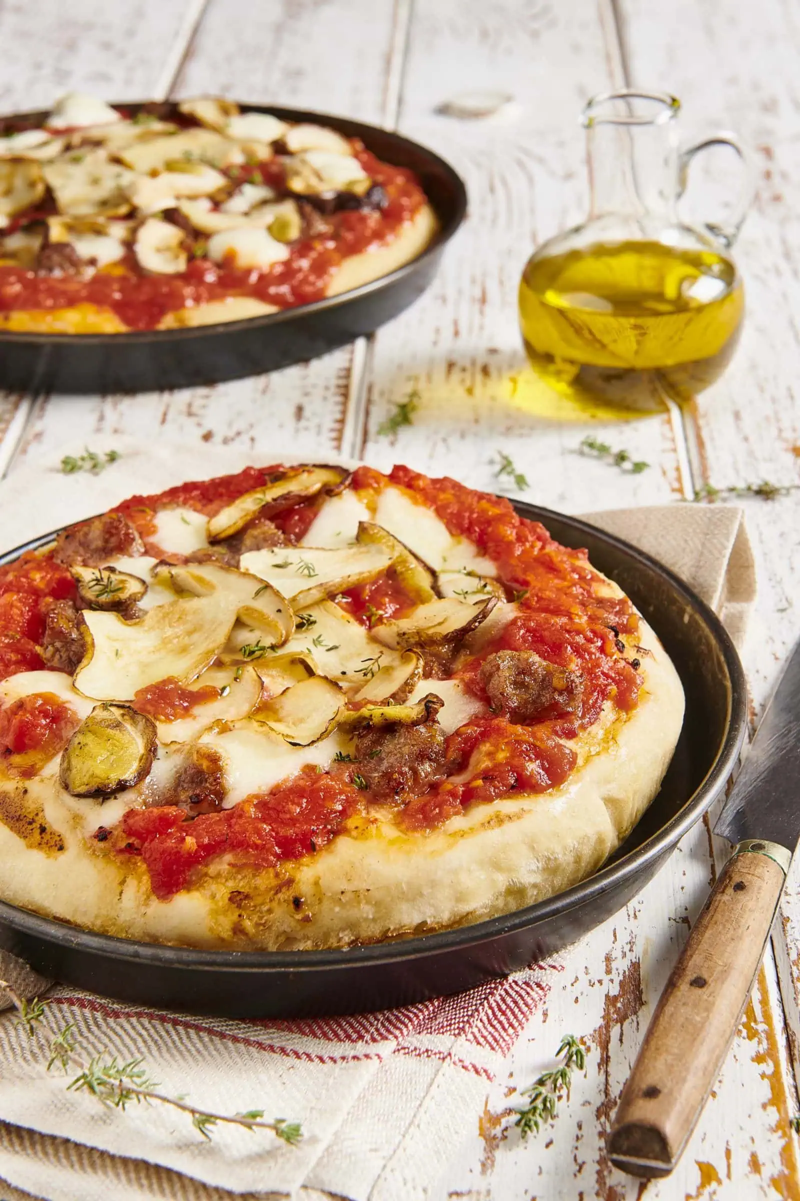 Pizza alta in teglia con pomodoro salsiccia e porcini