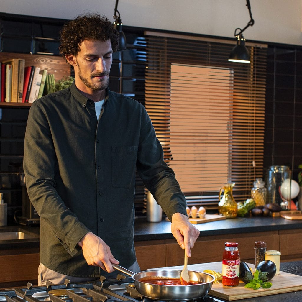 ragazzo cucina con salsa pronta datterini