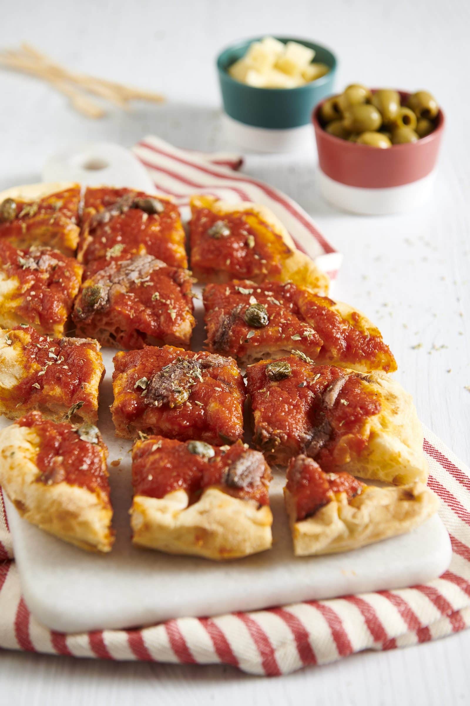 Pinsa con salsa pizzutello capperi e acciughe
