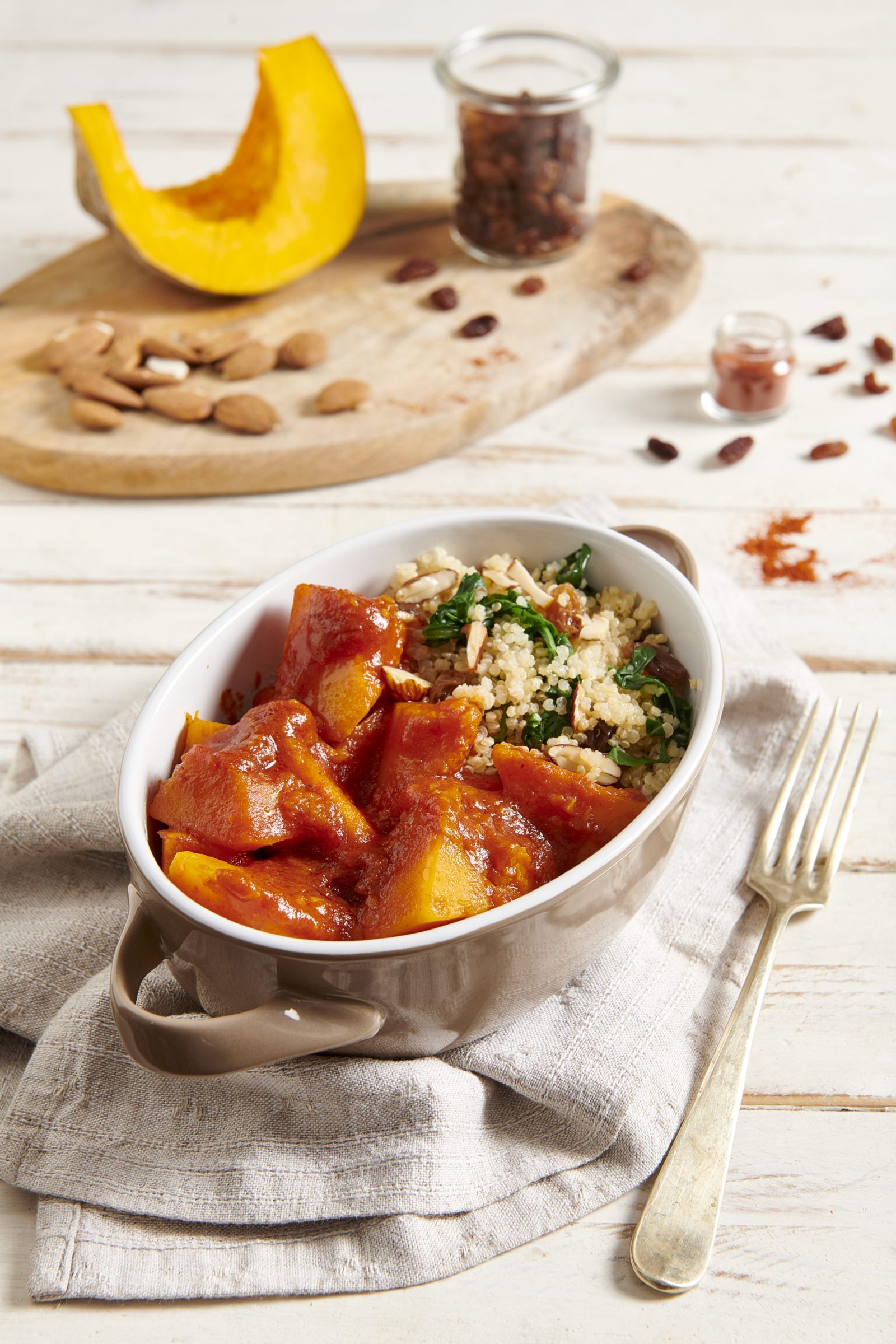 Quinoa alle erbette uvetta mandorle e zucca al curry