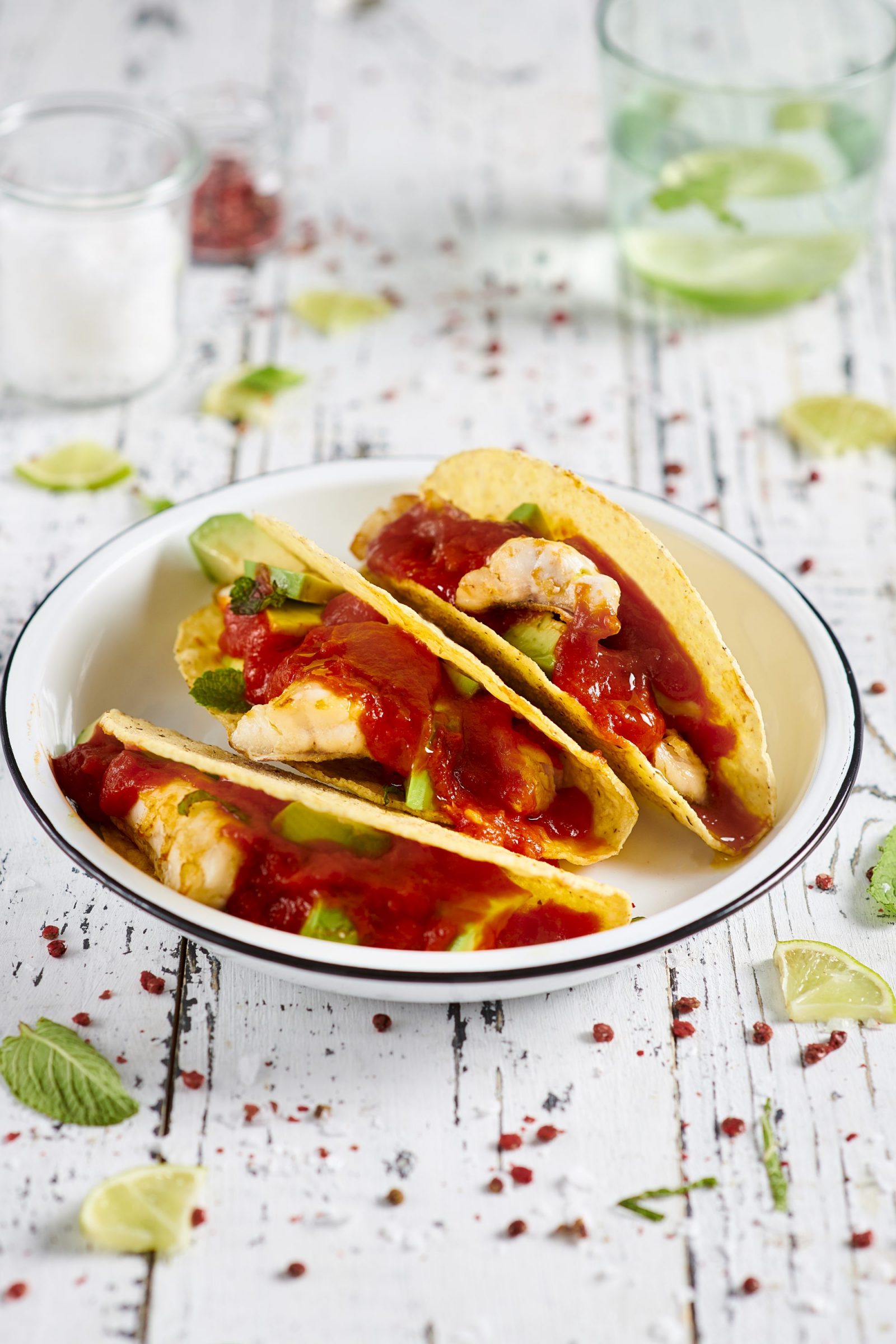 Tacos con cernia salsa pomodoro piccante avocado