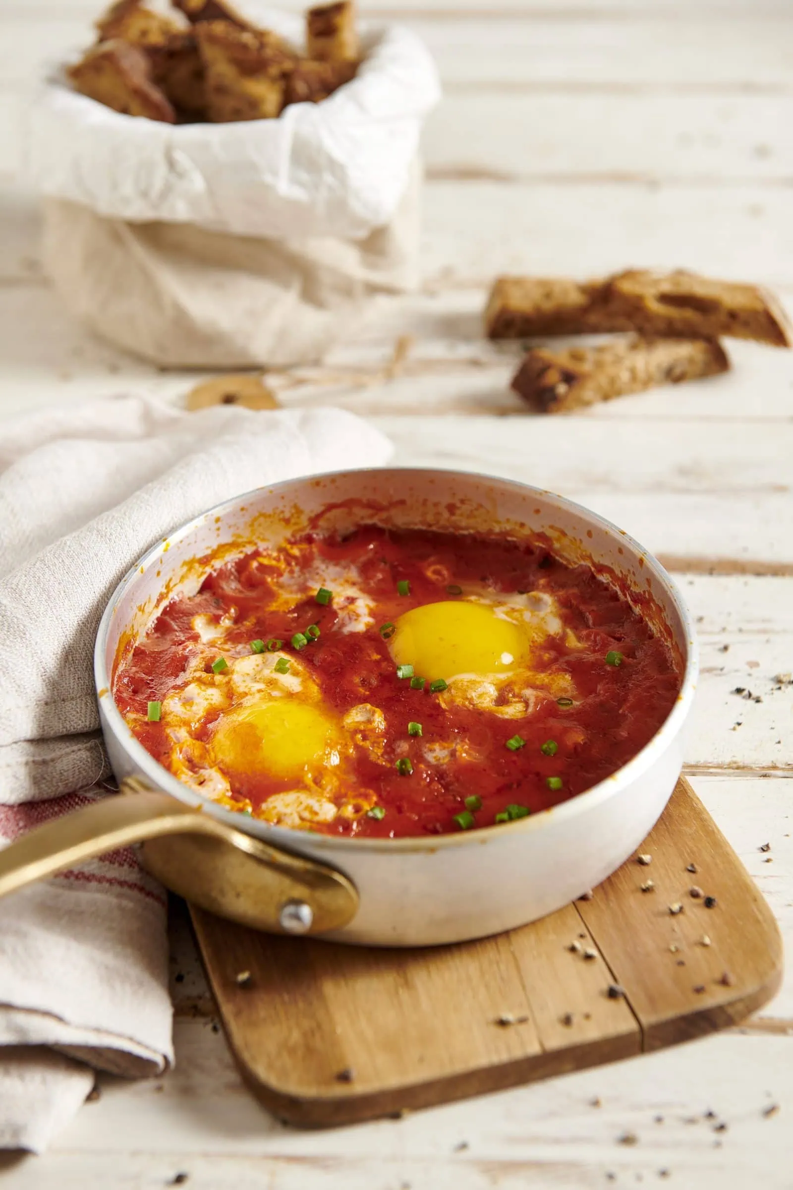 Uova in tegamino con salsa di pomodoro