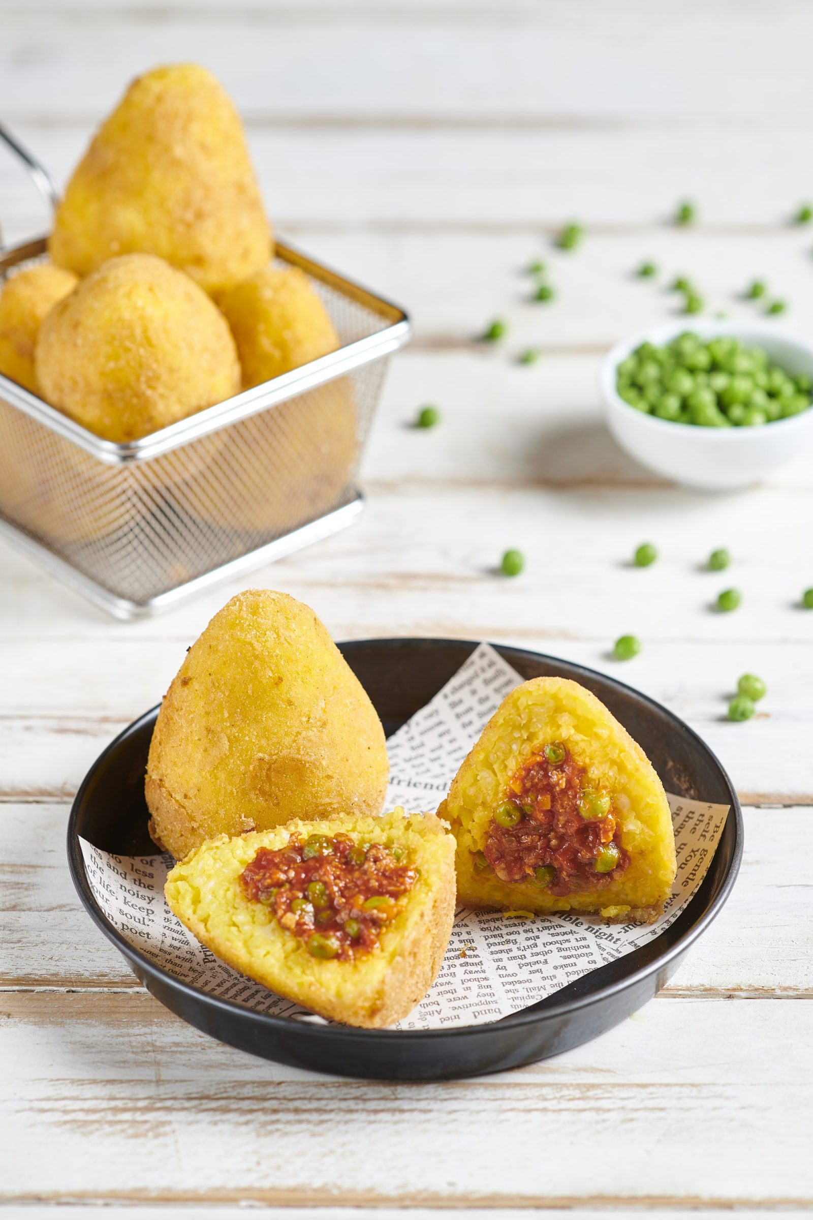 Arancini di riso con piselli e passata di pomodoro