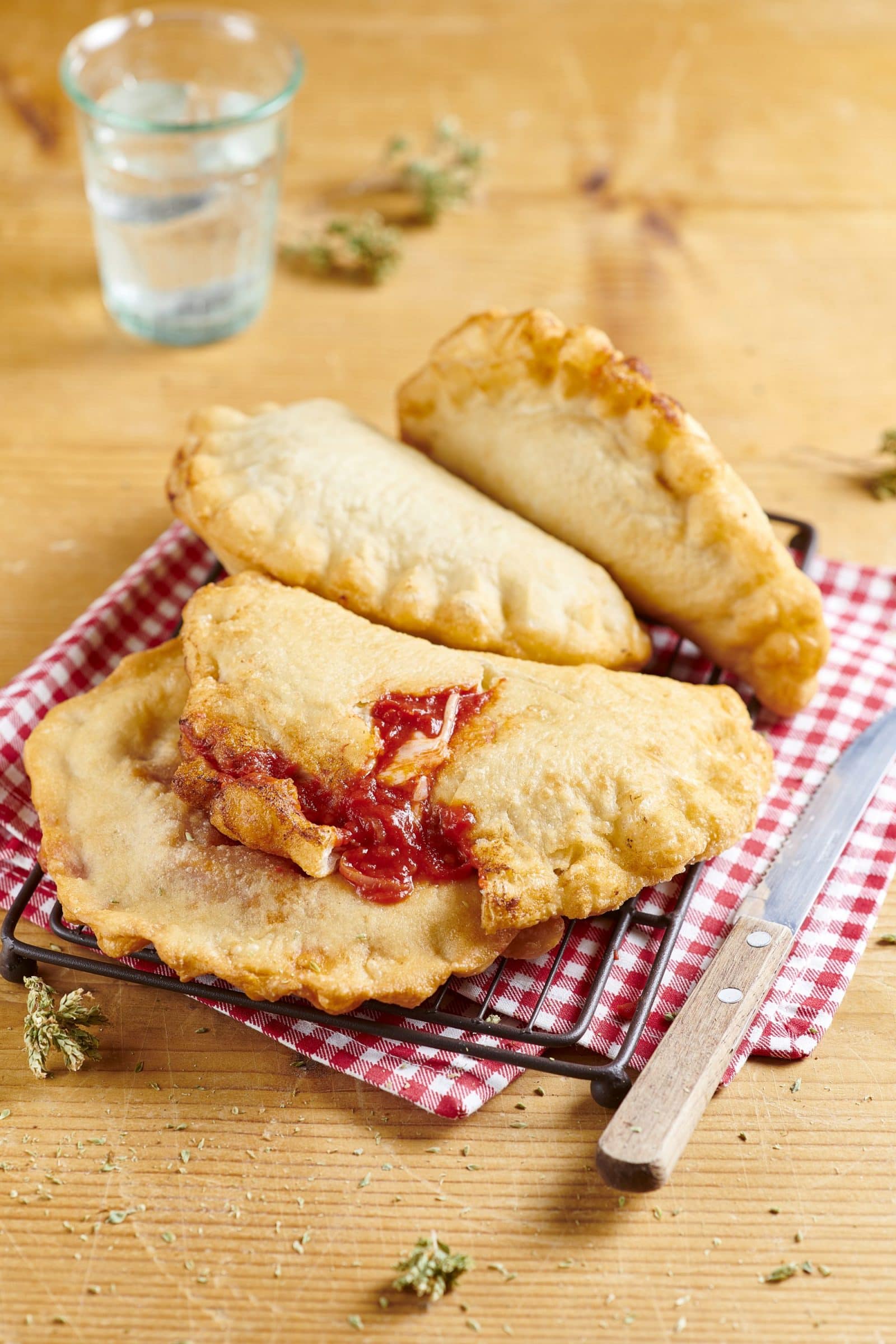 Panzerotti con mozzarella e pomodoro