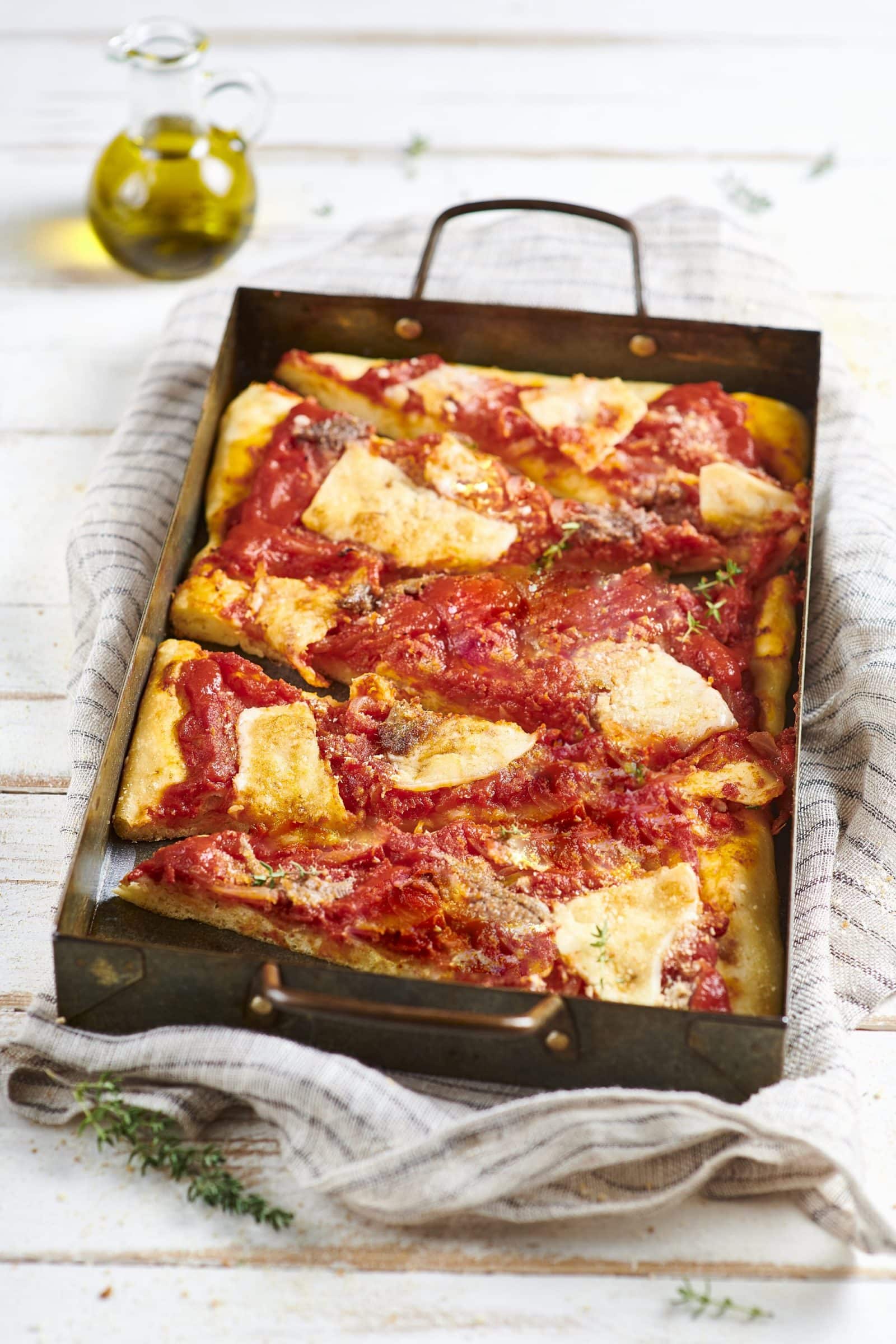 Sfincione palermitano con passata di pomodoro Sfincione palermitano con passata di pomodoro