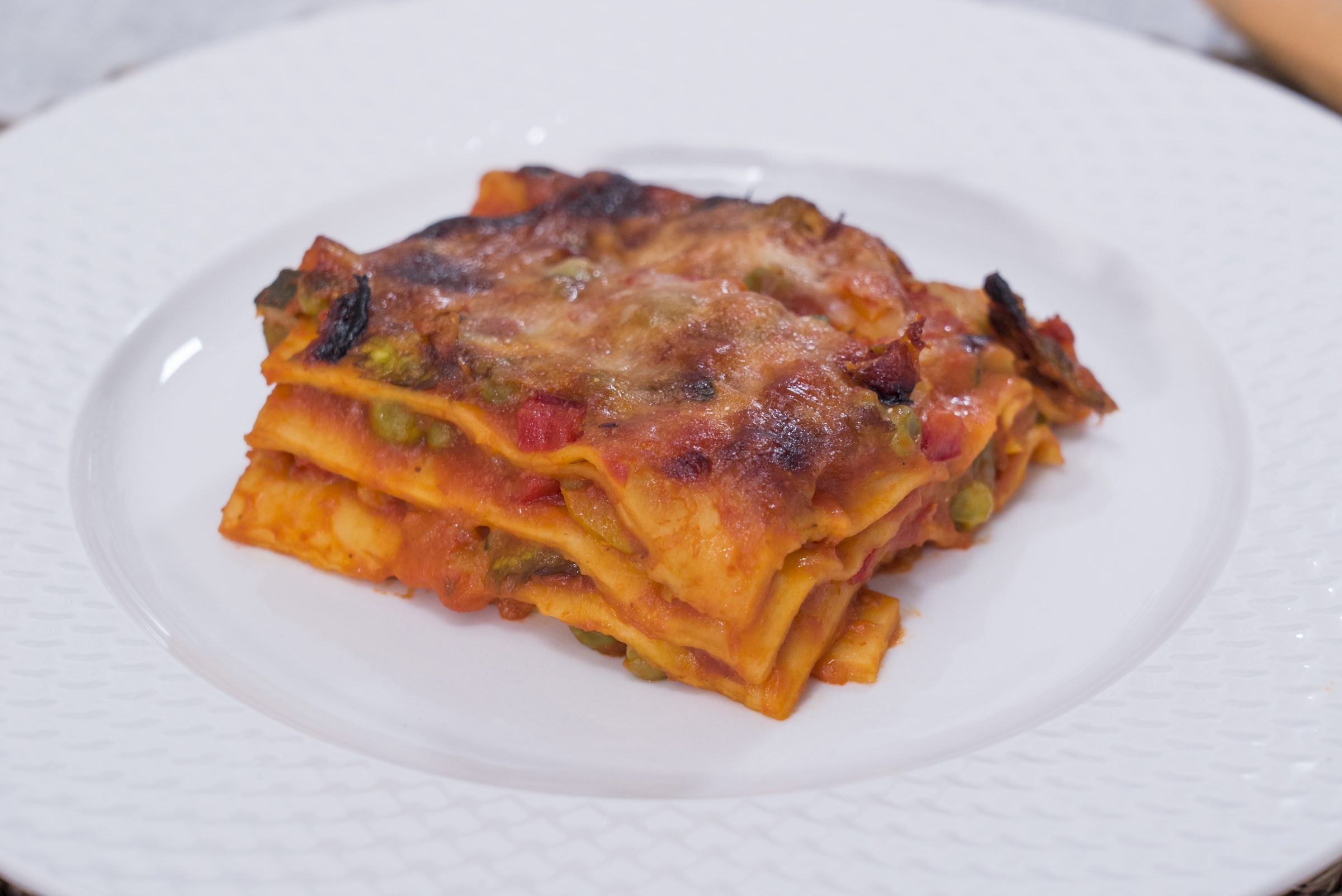 Lasagna con ragù di verdure e salsa pronta datterini Lasagna con ragù di verdure e salsa pronta datterini