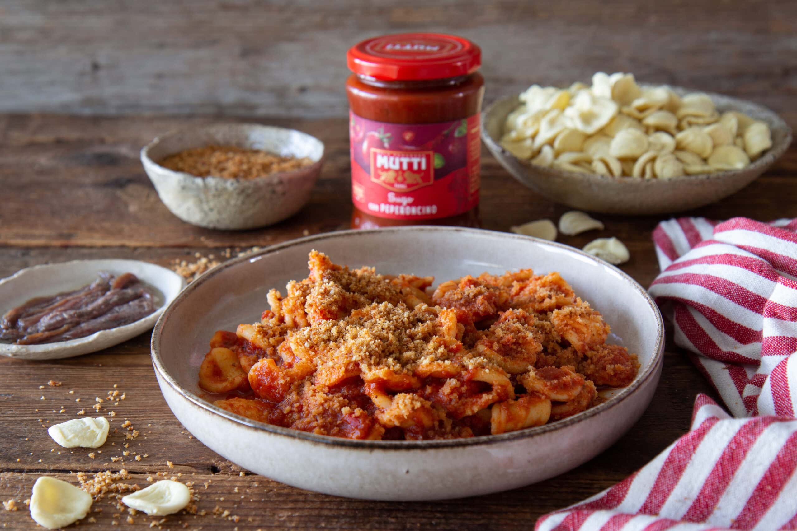 Orecchiette con sugo al peperoncino, alici e pangrattato croccante