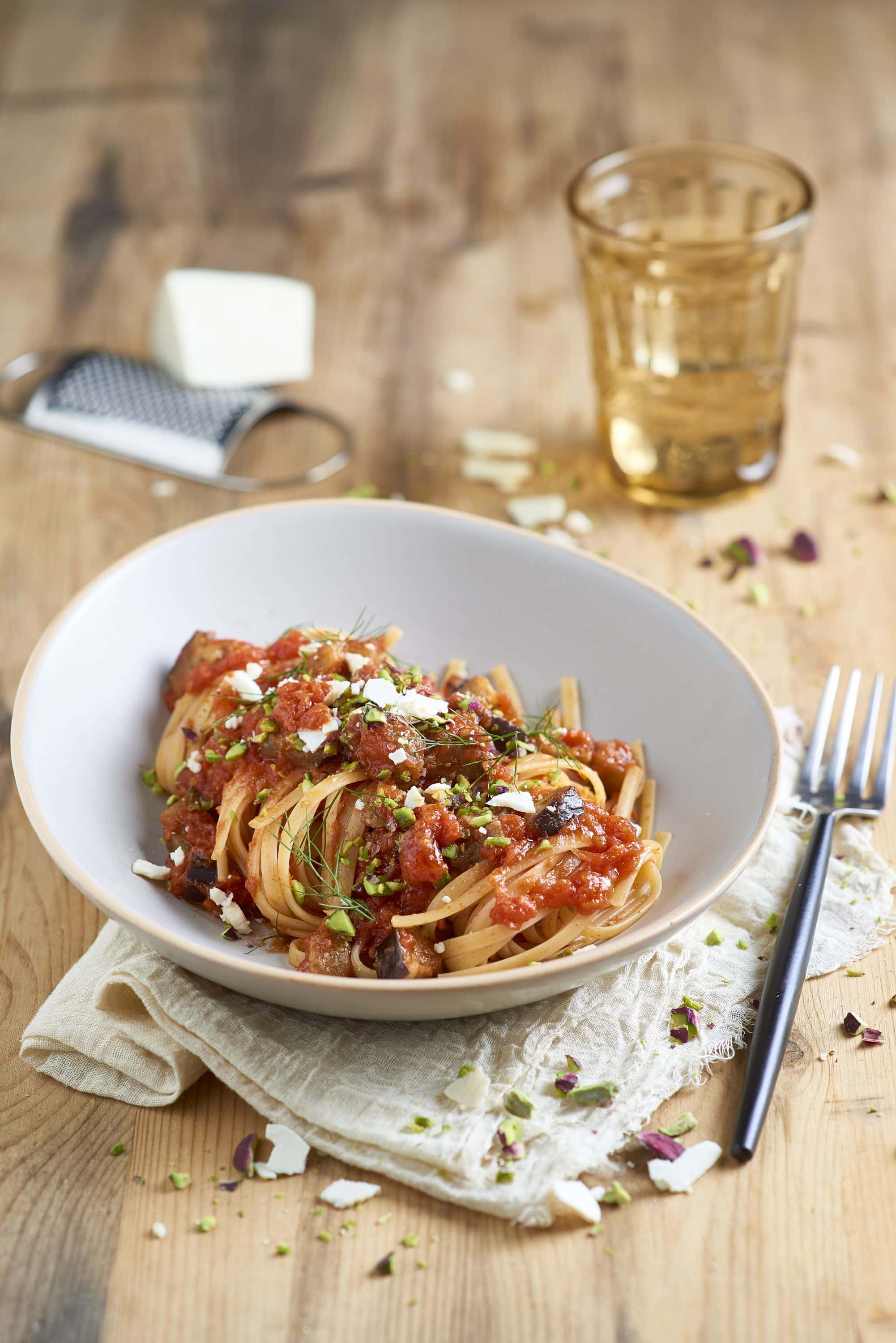 Pasta tomaattikastikkeella munakoisoilla ja pistaaseilla
