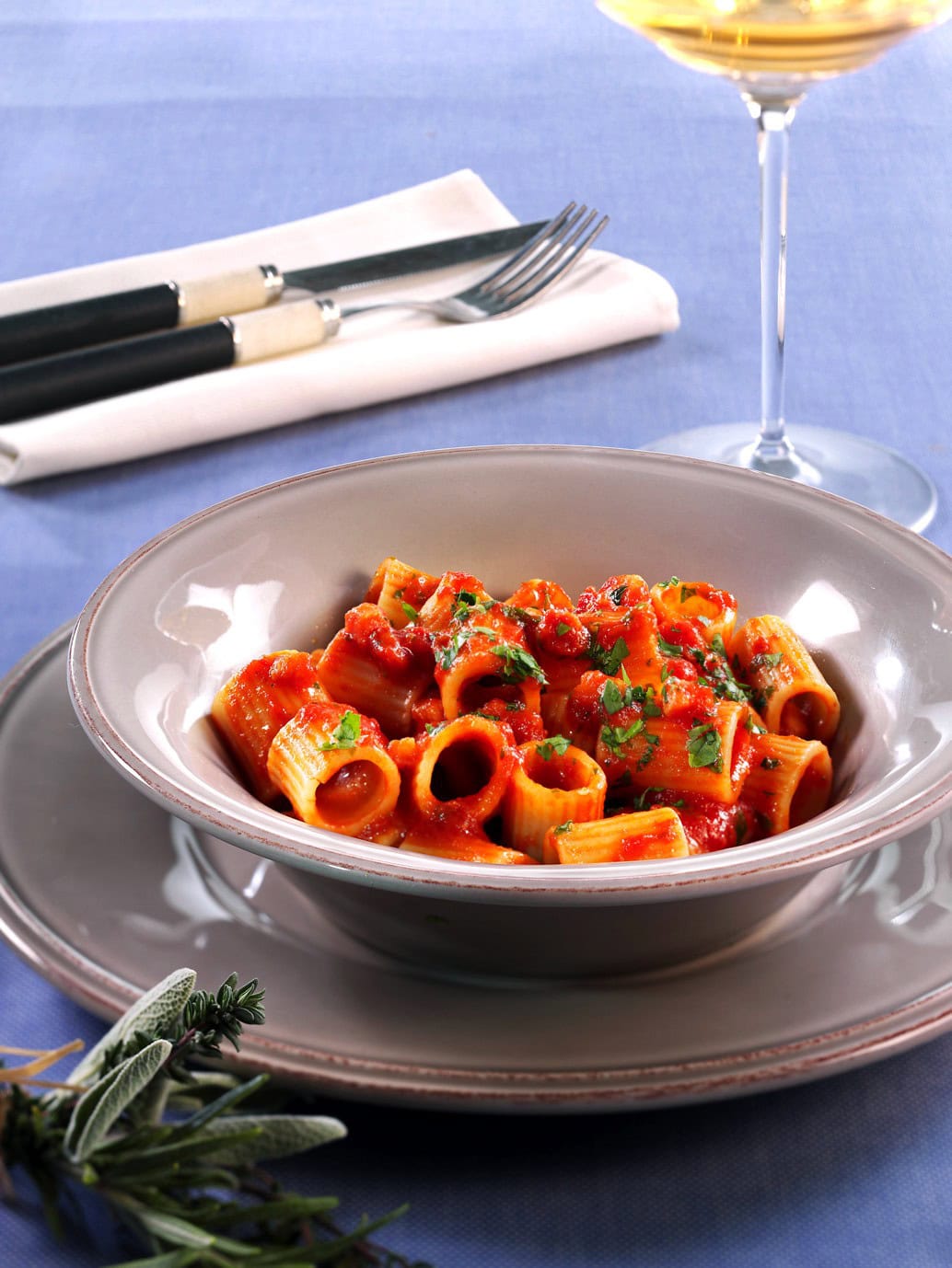 Pekonipasta ja tomaattikastikkeen kanssa