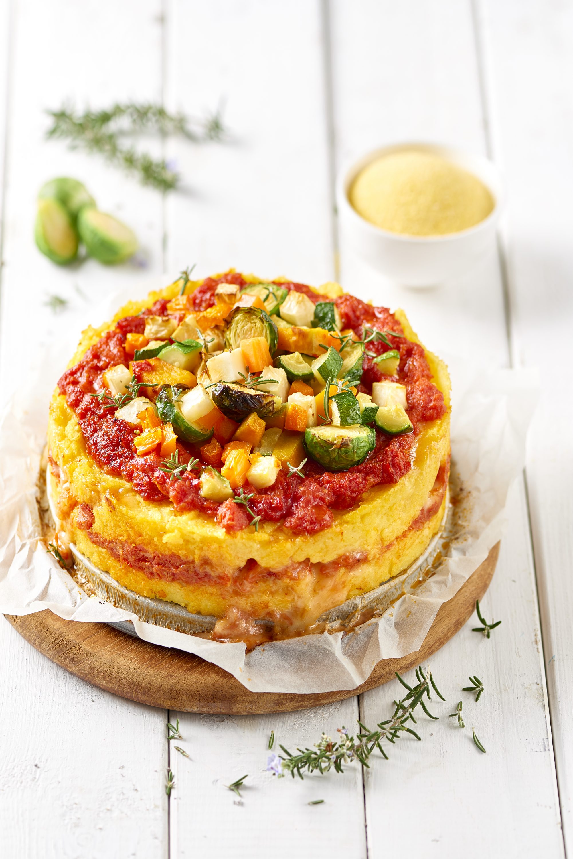 Gratinoitu polenta tomaatti vihannes juustokastikkeella