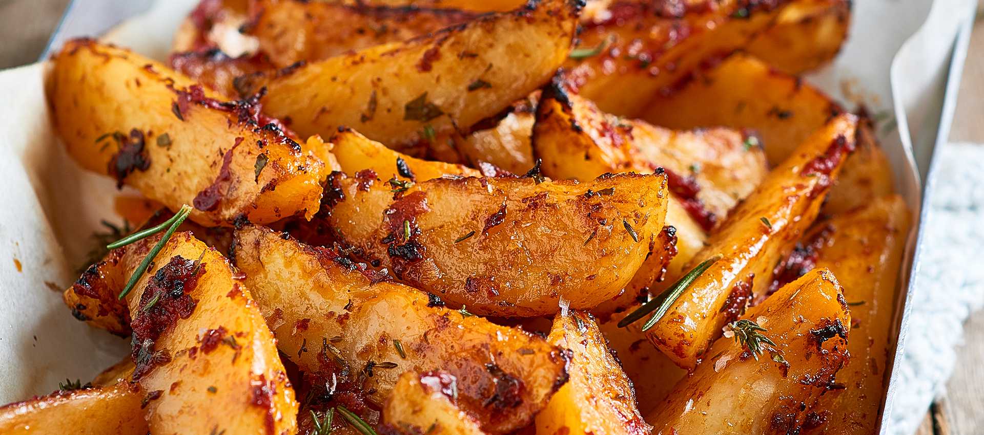 Patatas bravas yrttien mausteiden ja kaksinkertaisesti tiivistetyn tomaattipyreen kera