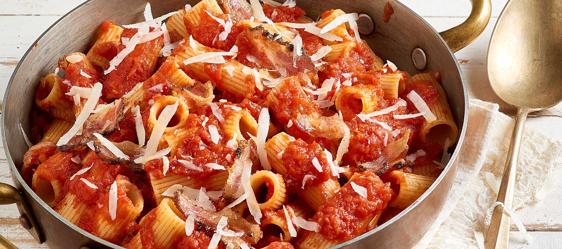 Pasta amarticiana silava tomaattikastikkeessa