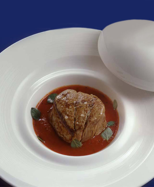 Vasikan tournedos pizzaiola kastikkeella ja paseeratulla tomaatilla