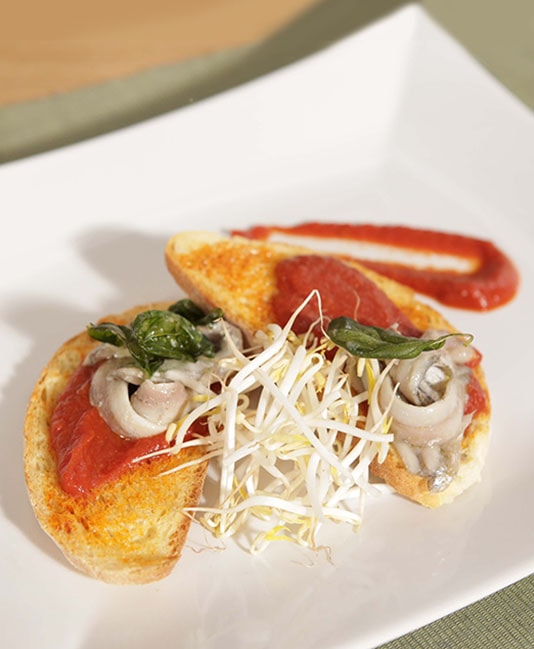 Bruschetta leivat marinoiduilla sardelleilla ja tulisella tomaattikastikkeella