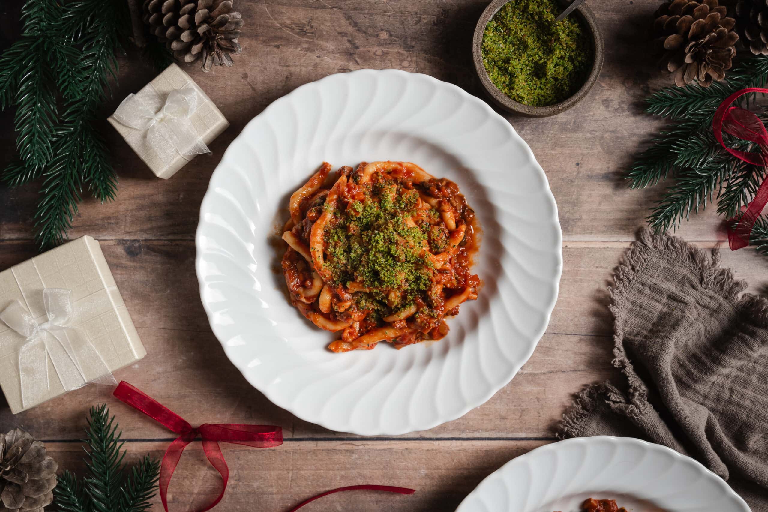 Strozzapreti sieniragulla ja yrttileivänmuruilla