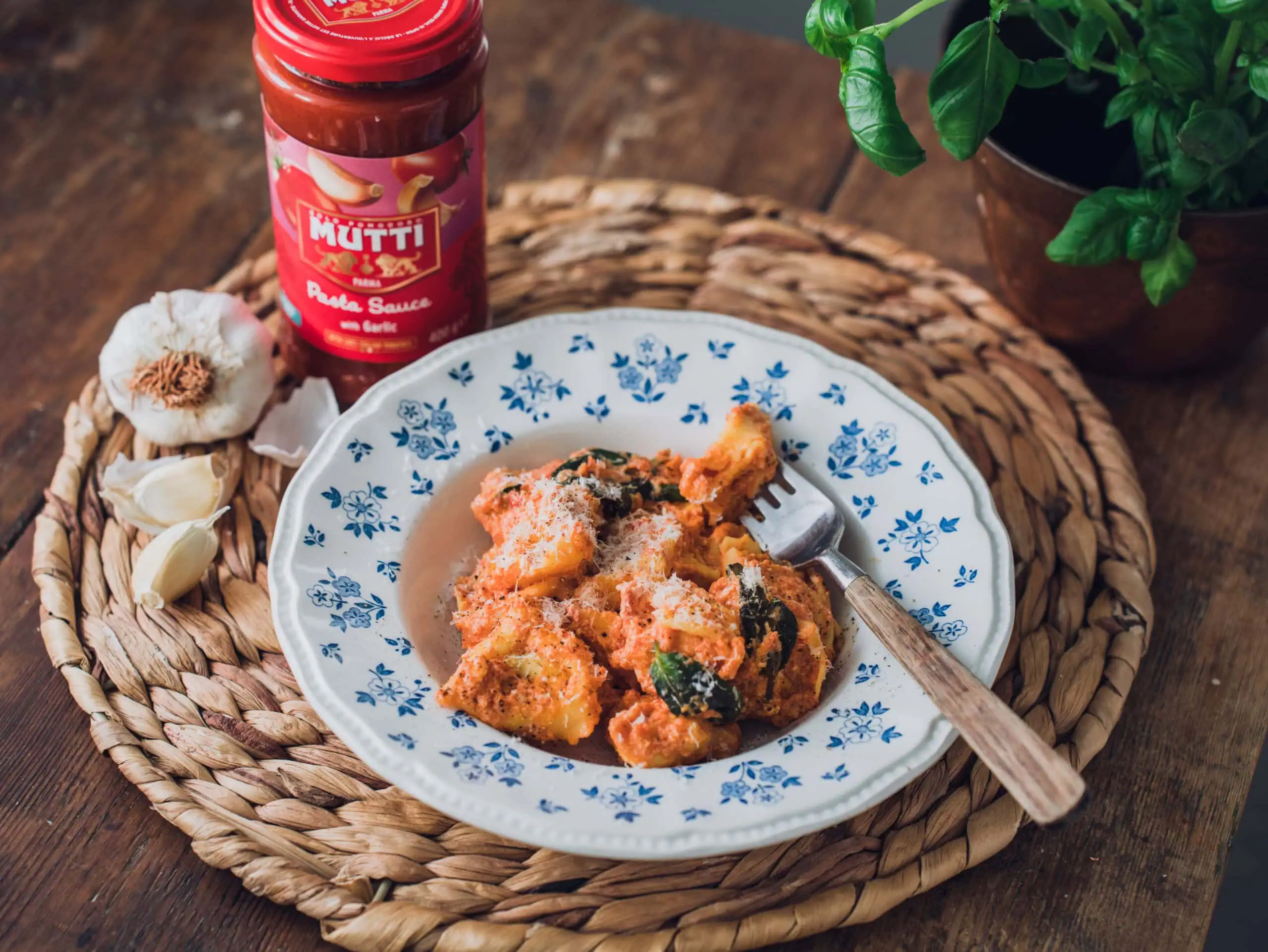 Tortellinit tomaattikastikkeessa