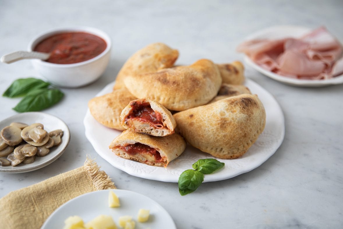 Mini Calzoni with sieved tomatoes, baked ham, mushrooms and cheese