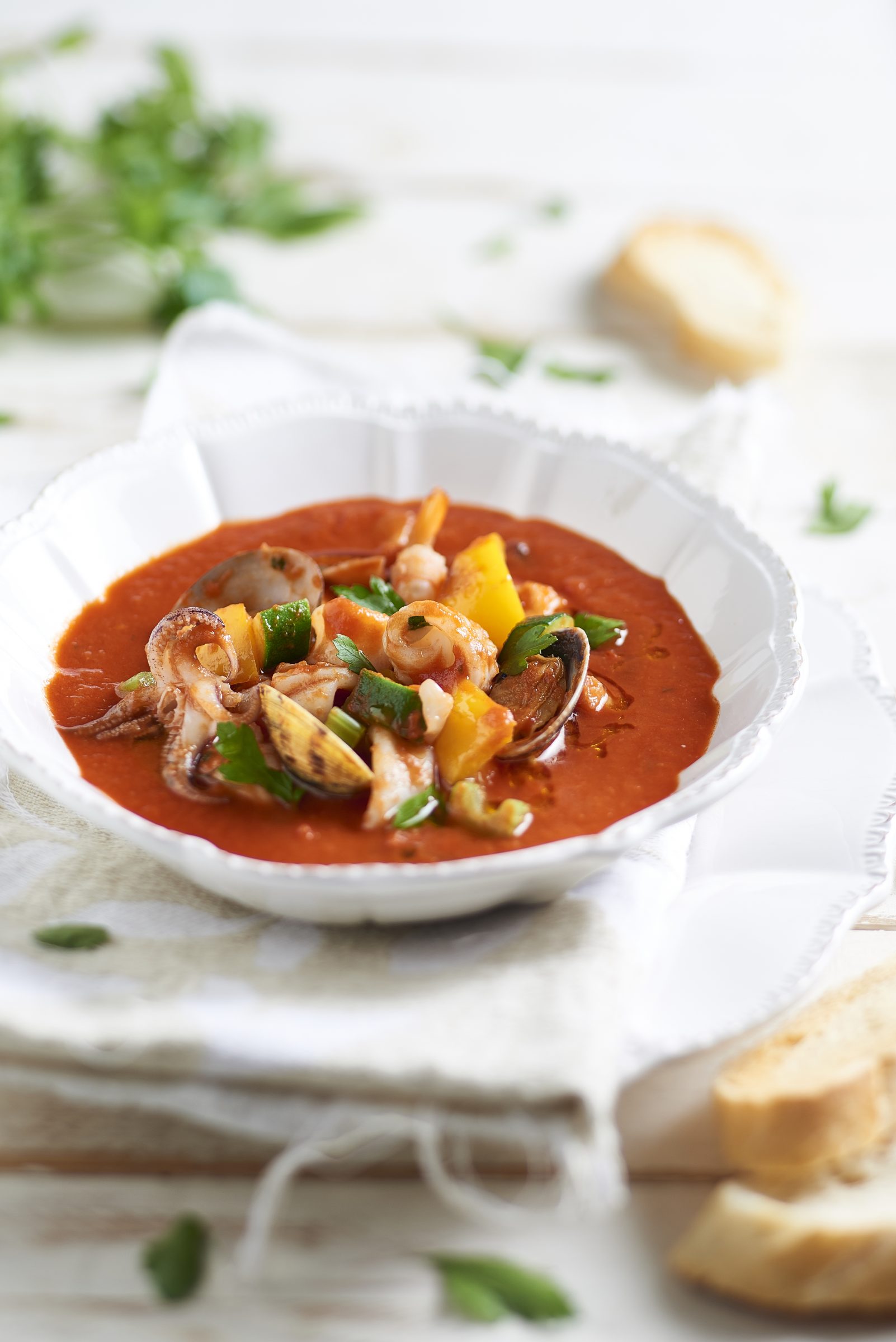Zuppa di pesce e verdure con salsa ciliegini