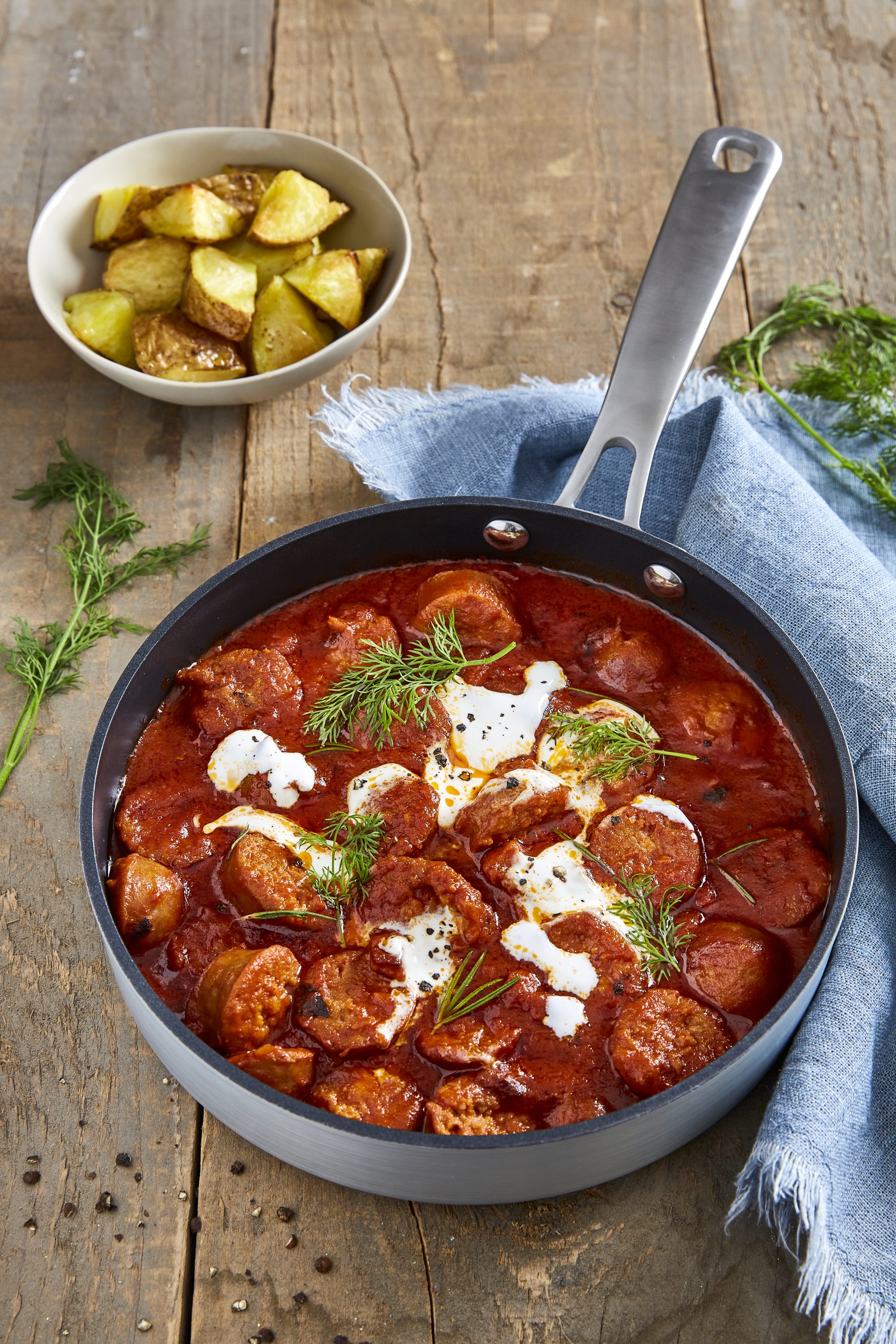 Pølsegryte med potet, dill og rømme