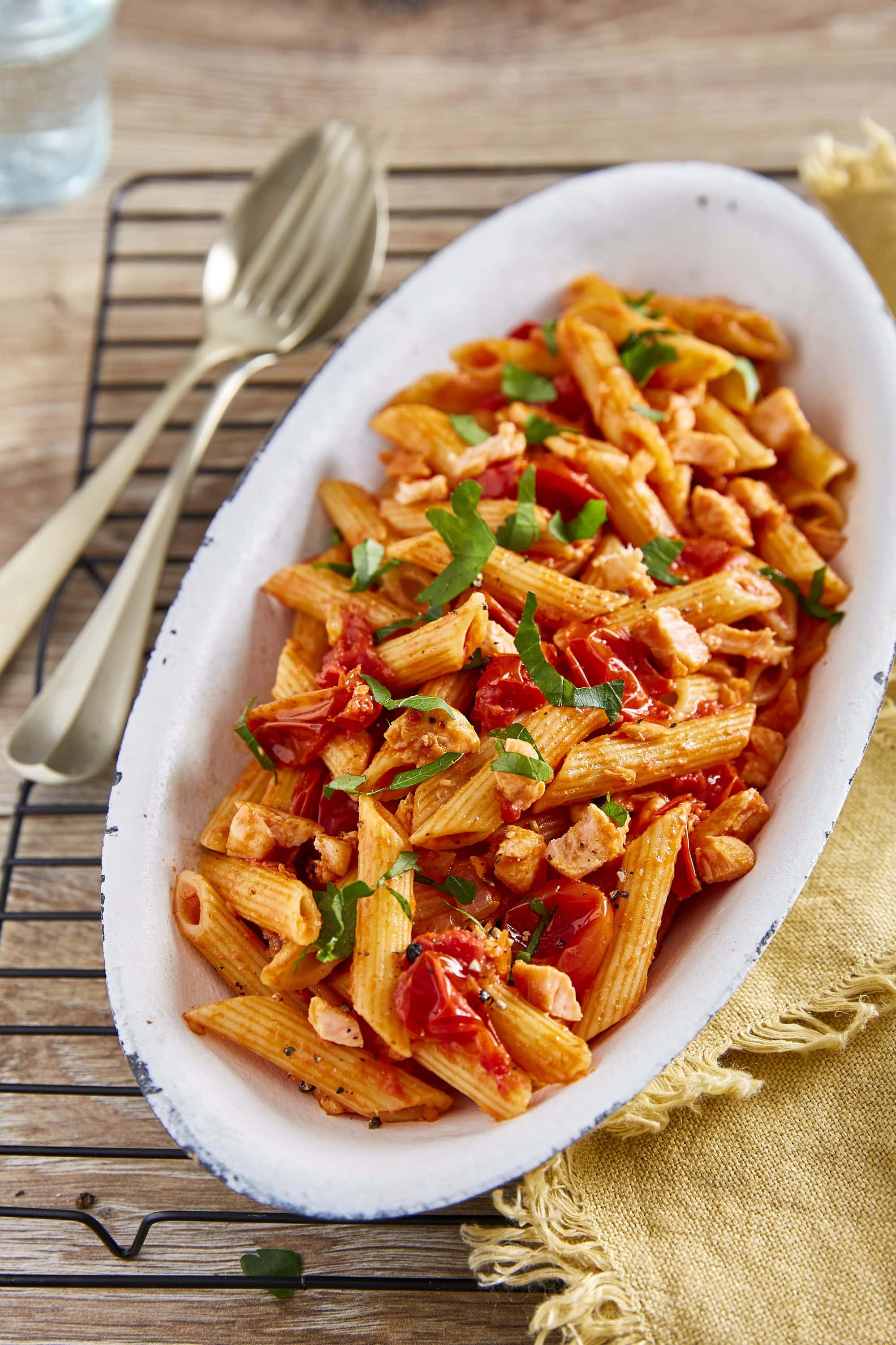 Lohipasta Muttin kirsikkatomaattien kera