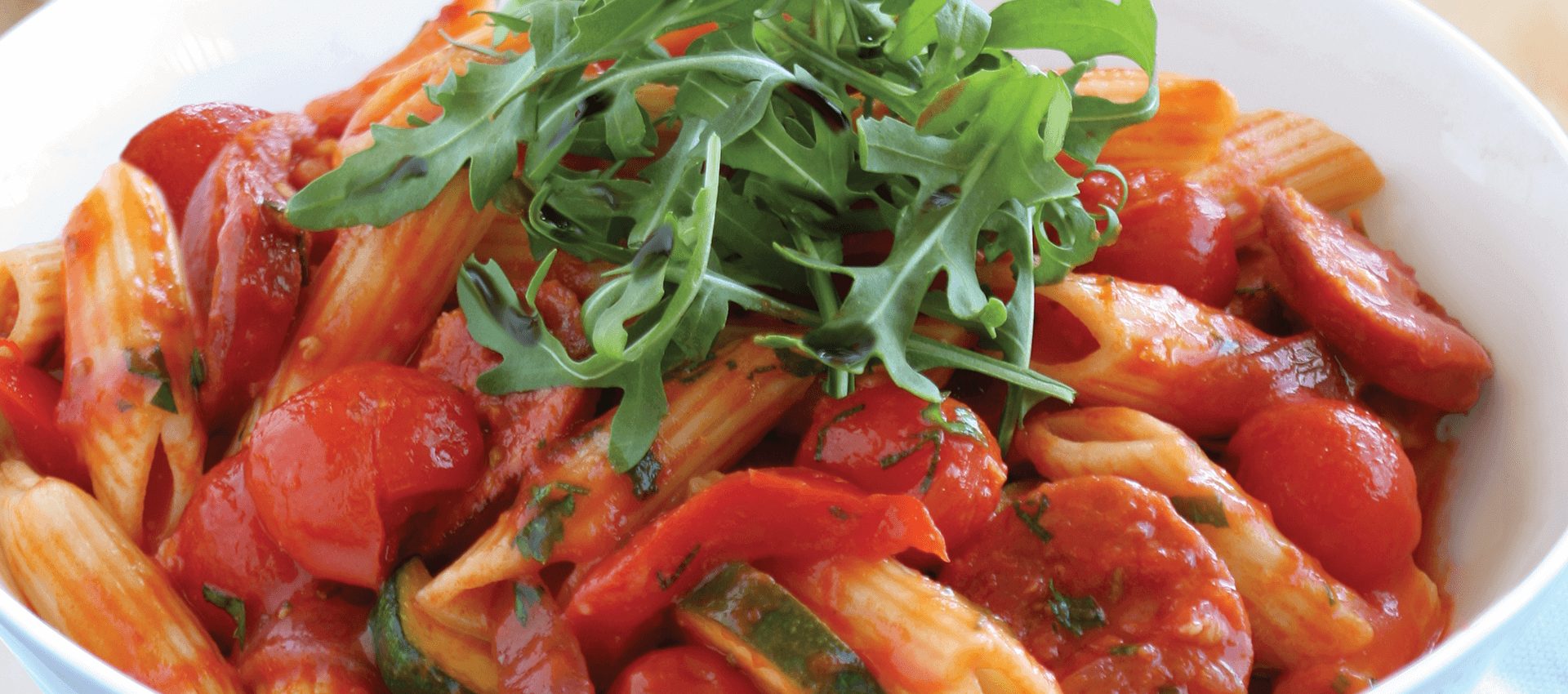 Penne cu chorizo, dovlecel & rosii cherry