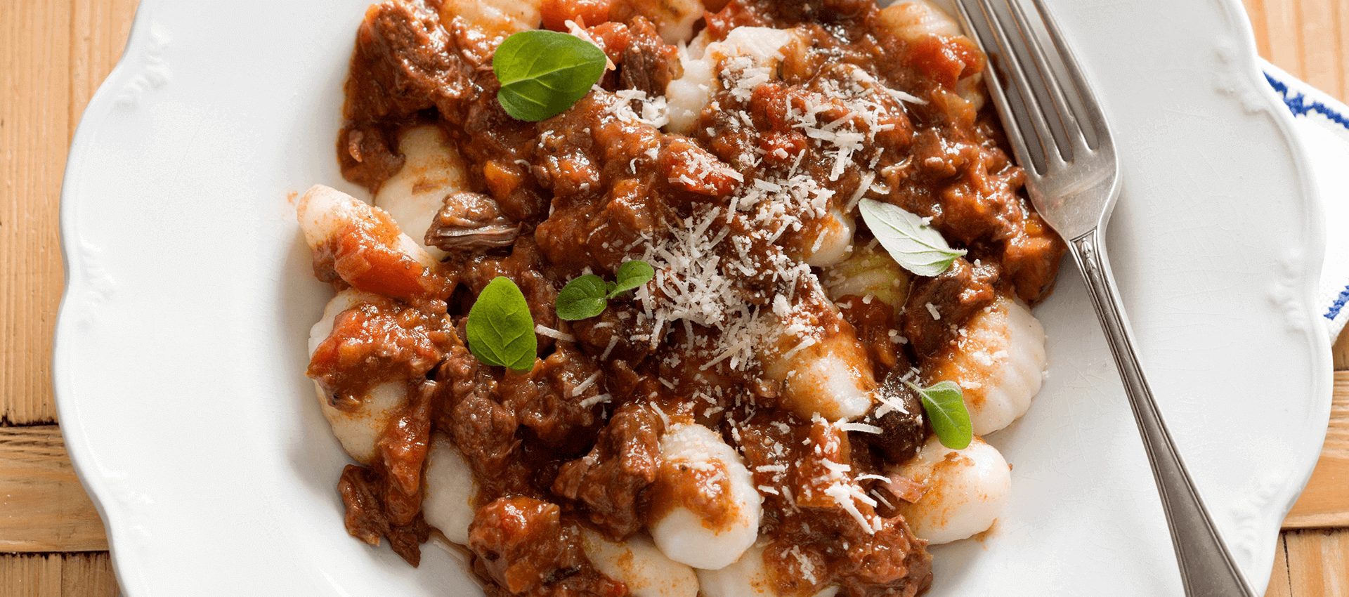 Carne de vită gătită la foc mic cu gnocchi